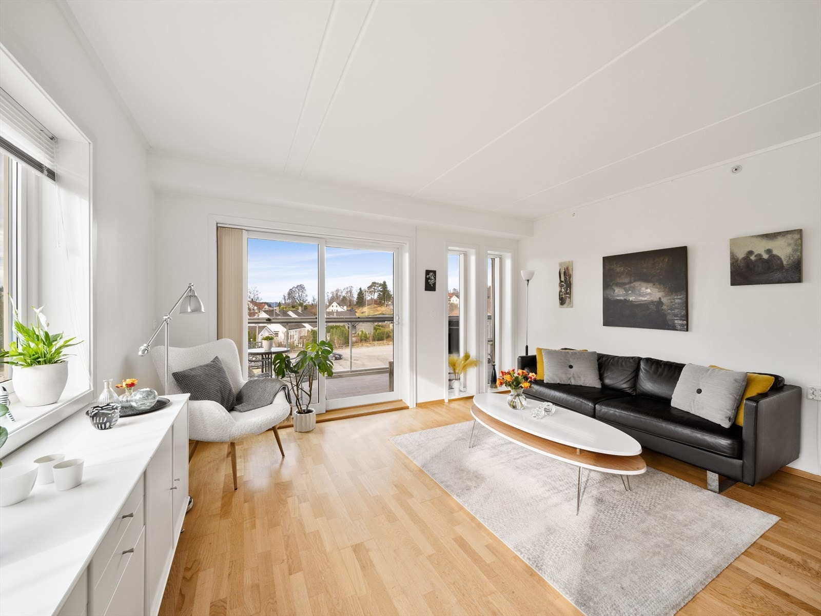 Stuen er lys og luftig med åpen og moderne kjøkkenløsning Galleribilde