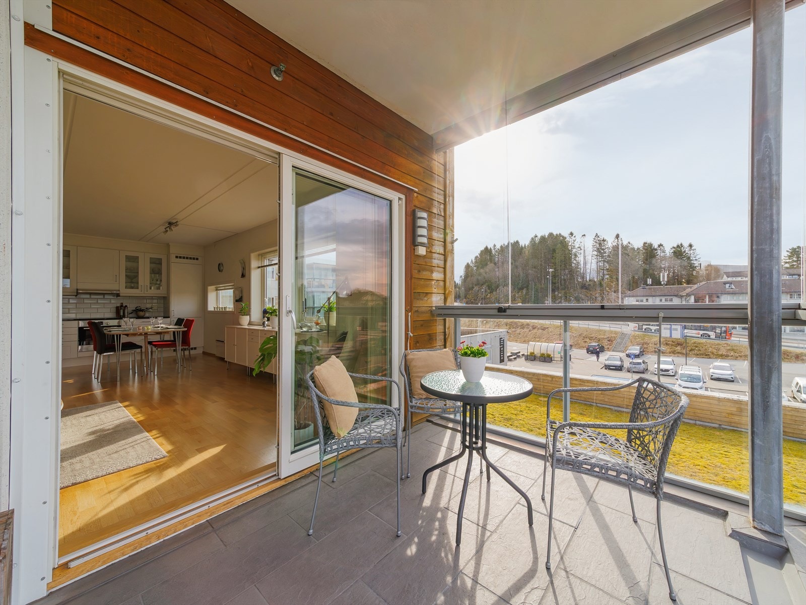 Verandraen er vestvendt med nydelige sol- og utsiktsforhold Galleribilde