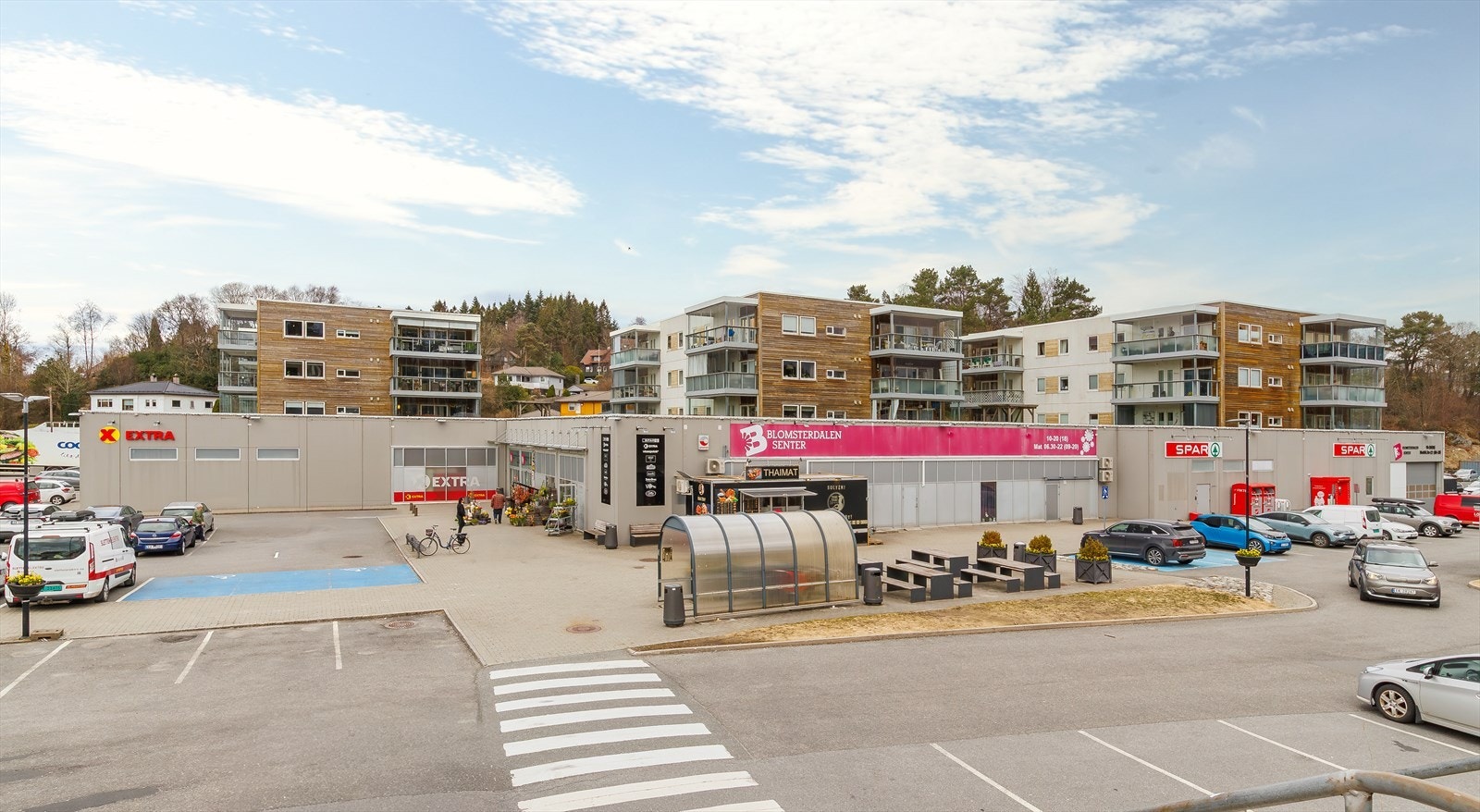 Rett utenfor leiligheten finner du det meste du skulle trenge av servicetilbud på Blomsterdalen senter. Ellers er det en kort kjøretur til Lagunen Storsenter, og større arbeidsplasser som Sandsli, Flesland og Kokstad. Galleribilde