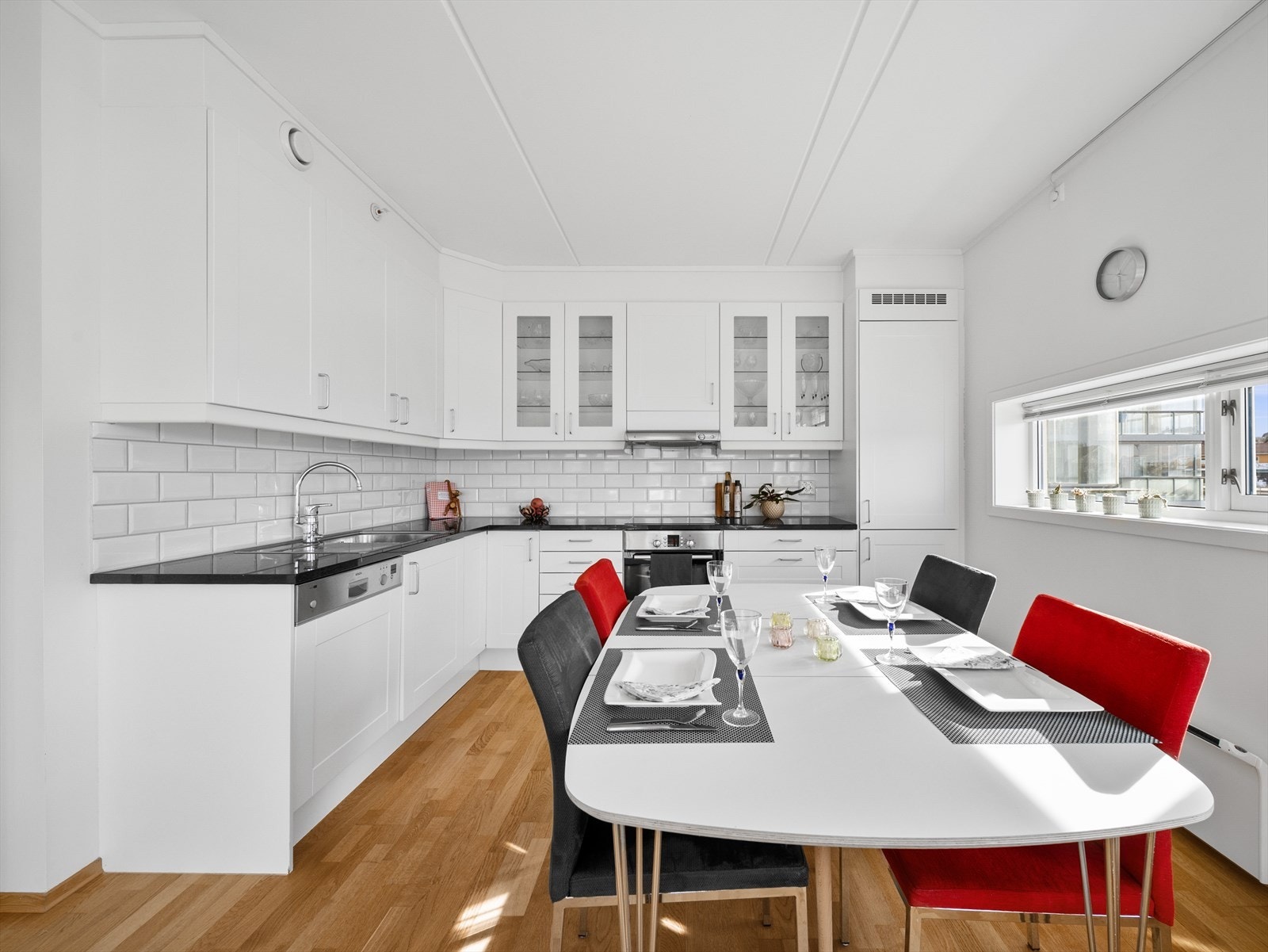 Ellers innredet med hvite fronter, benkeplate i stein og integrerte hvitevarer. Galleribilde