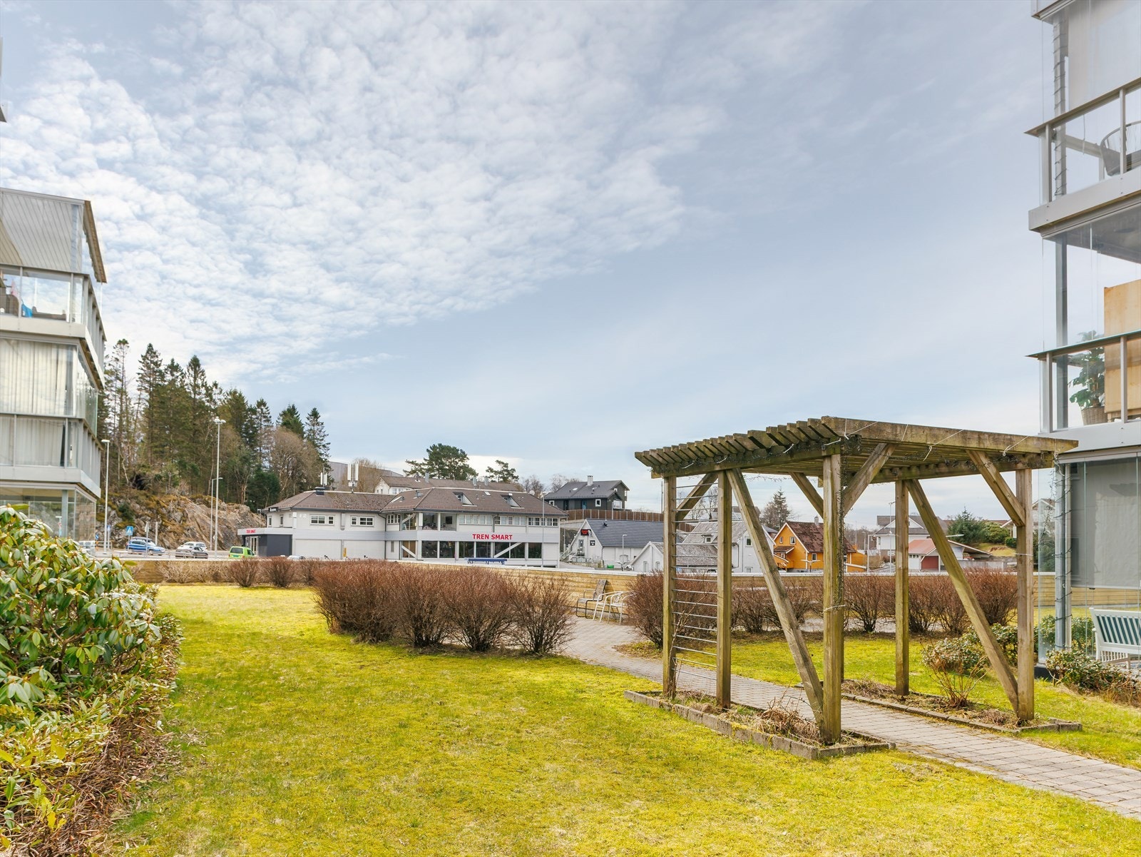 Borettslaget er velholdt, og det er rikelig med grøntarealer i fellesområdene. Galleribilde
