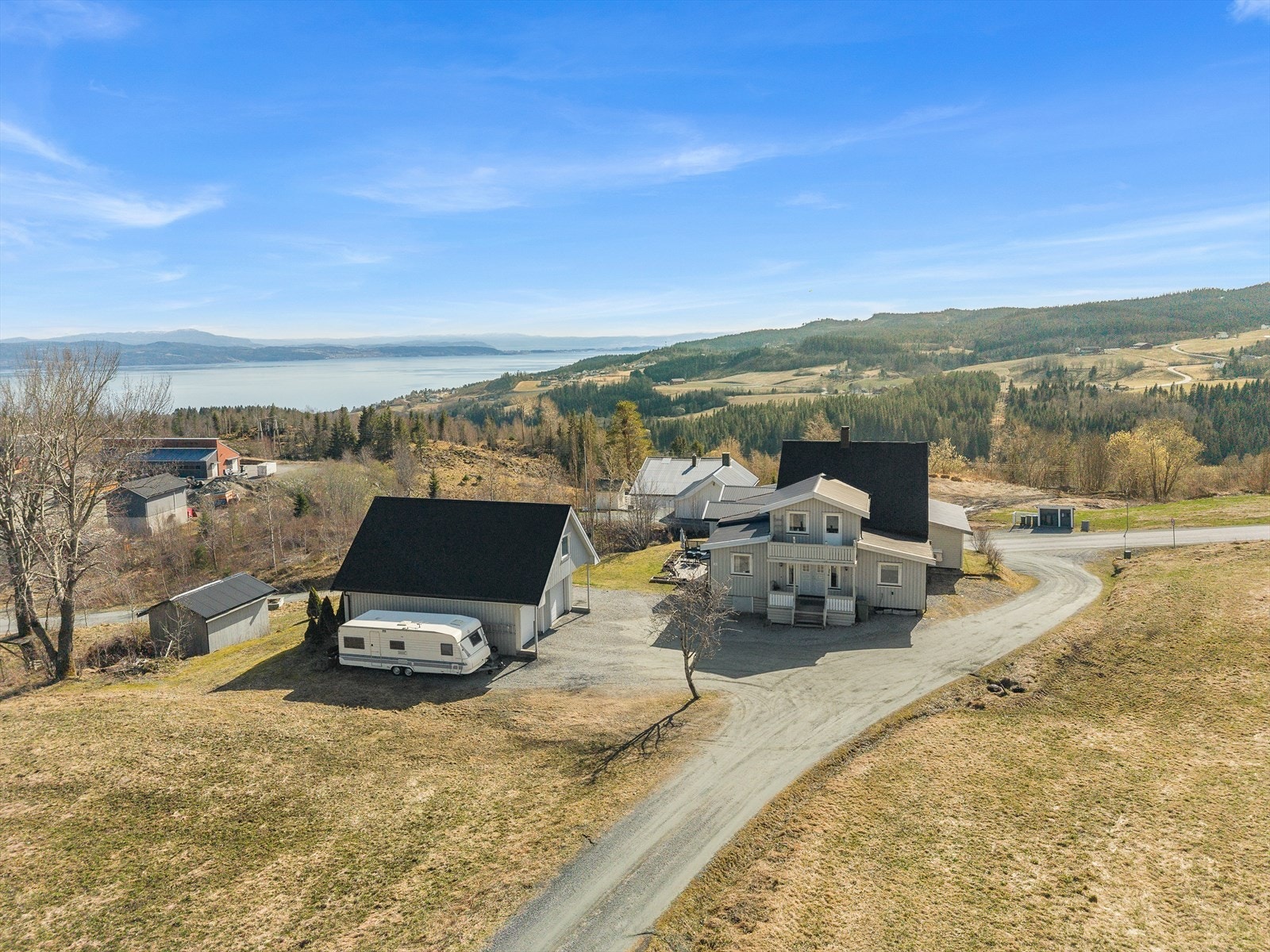 Heimdal Eiendomsmegling v/ Paul Stene har gleden av å presentere Kråkmoveien 48 og 50! (Foto: Harald Wanvik). Galleribilde