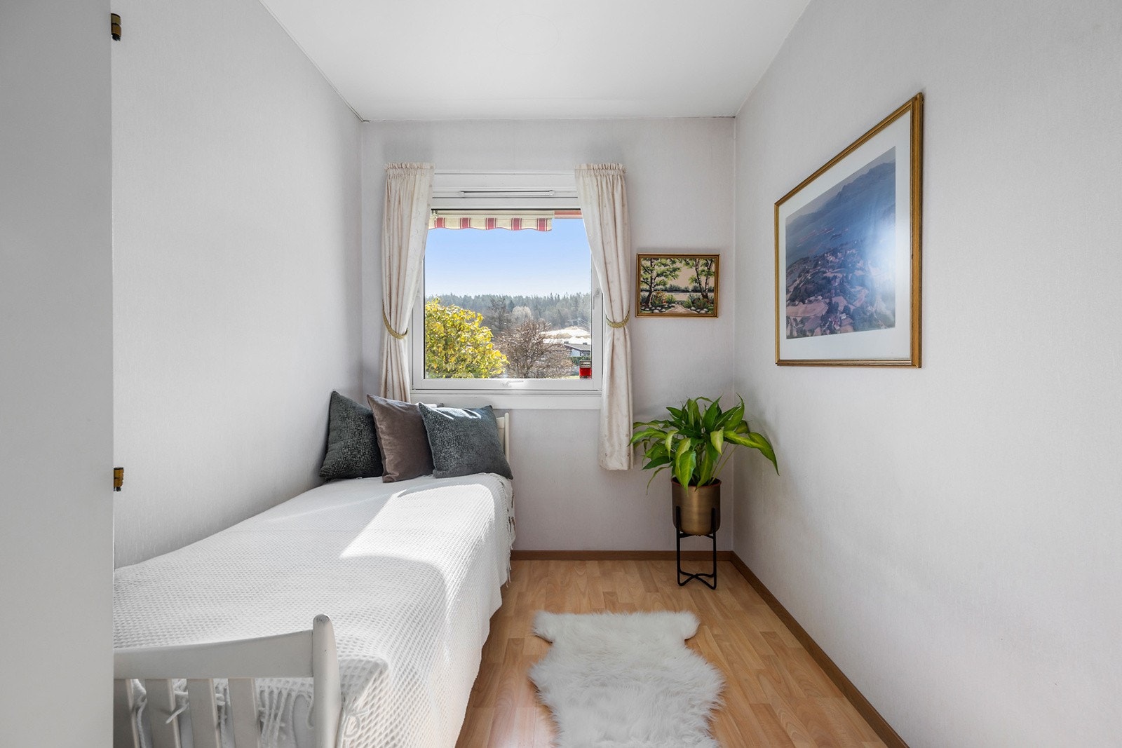 Soverom 3 med plass til seng og garderobeskap. Galleribilde