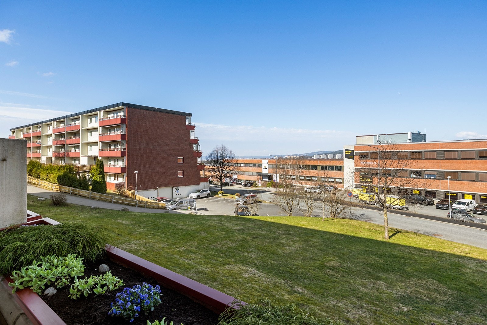 Terrassen har god plass til sittegruppe og oppbevaring med utvendig bod. Galleribilde