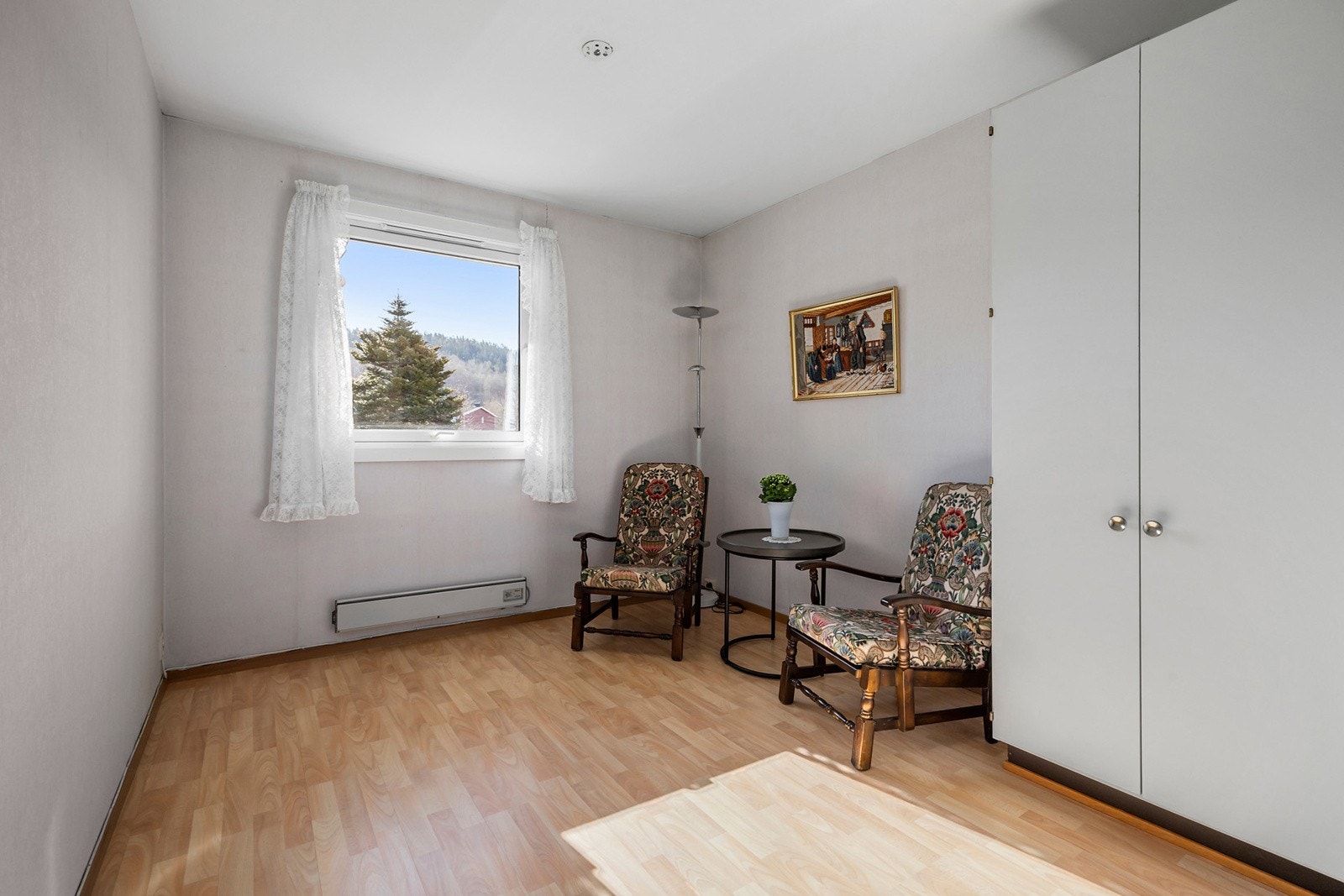 Stort og lyst soverom med god plass til dobbeltseng og garderobeskap. Galleribilde