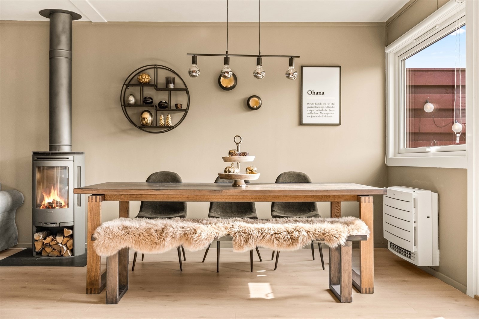 Gjennomført stil med varme materialvalg og moderne detaljer. Et hjem som føles både elegant og innbydende. Galleribilde