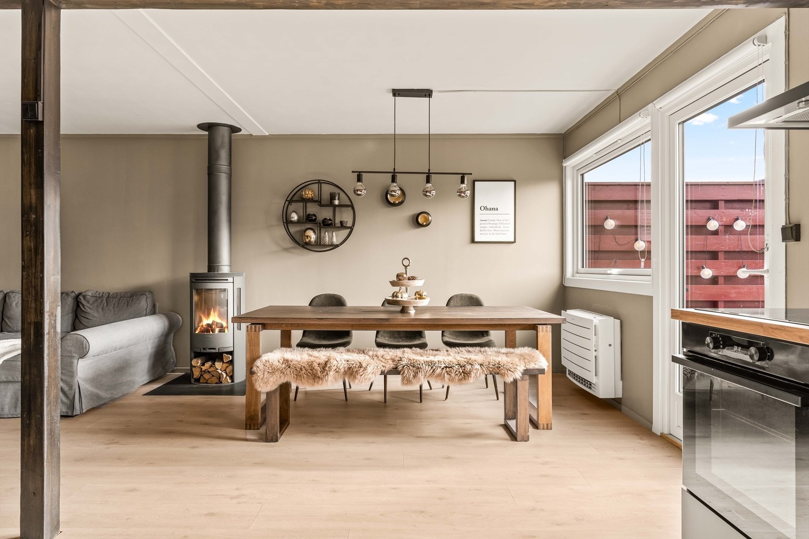 Romslig spiseplass i tilknytning til kjøkkenet - perfekt for lange middager med familie og venner. Store vinduer gir en lys og trivelig atmosfære. Galleribilde
