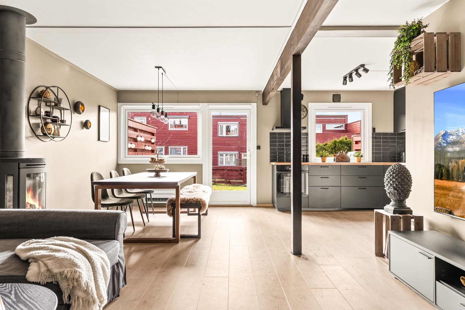 Åpen og luftig planløsning som gir en sømløs overgang mellom stue og kjøkken. Perfekt for moderne familieliv. Galleribilde