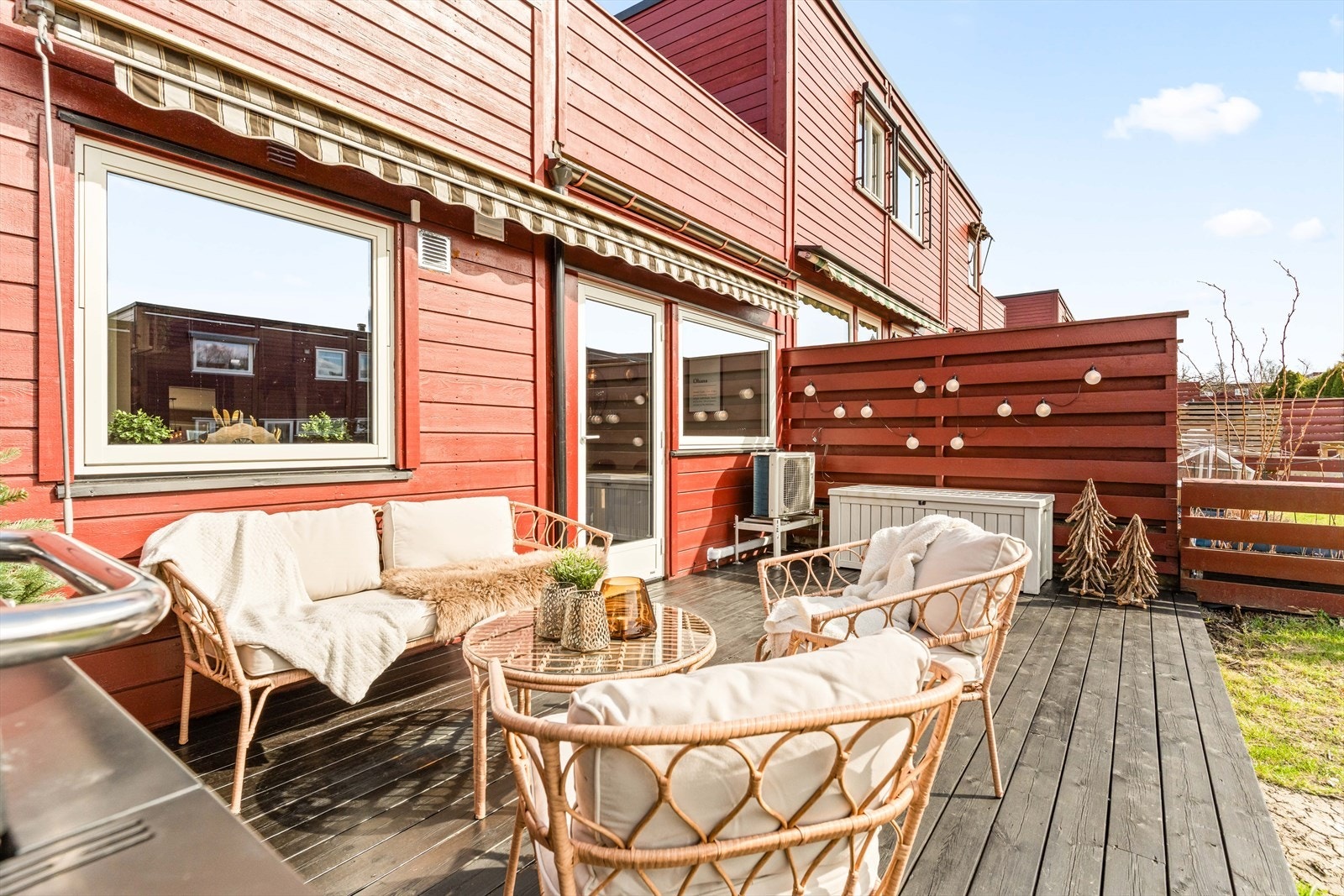 Stor terrasse med god plass til utemøbler og grill. Perfekt for sommerens sammenkomster. Galleribilde