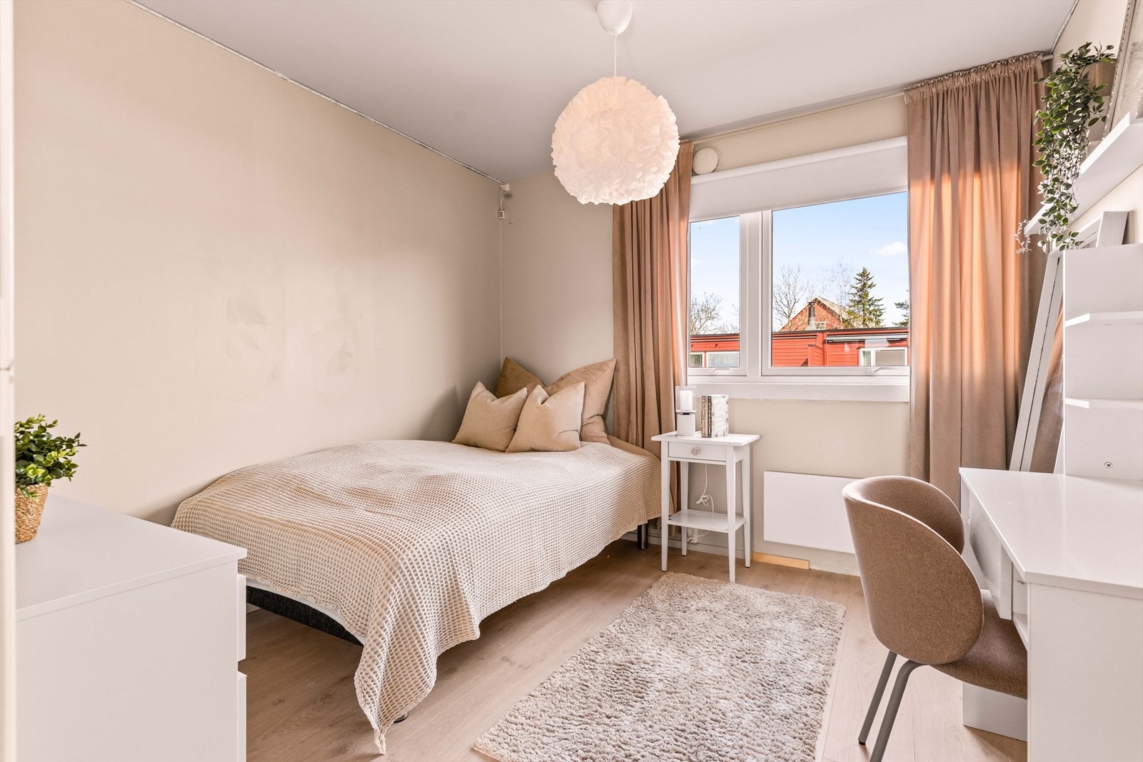 Soverom med fine lysforhold og fleksible innredningsmuligheter. Perfekt som barnerom eller gjesterom. Galleribilde
