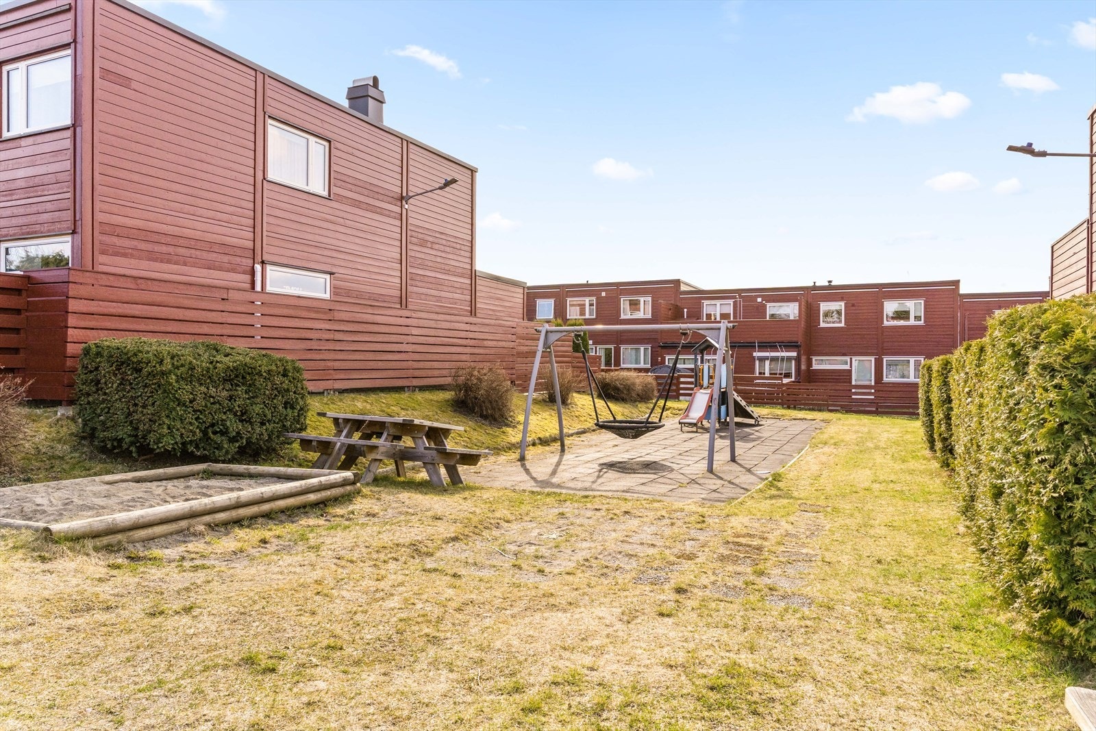 Fellesområde med lekeplass og sittebenk. Galleribilde