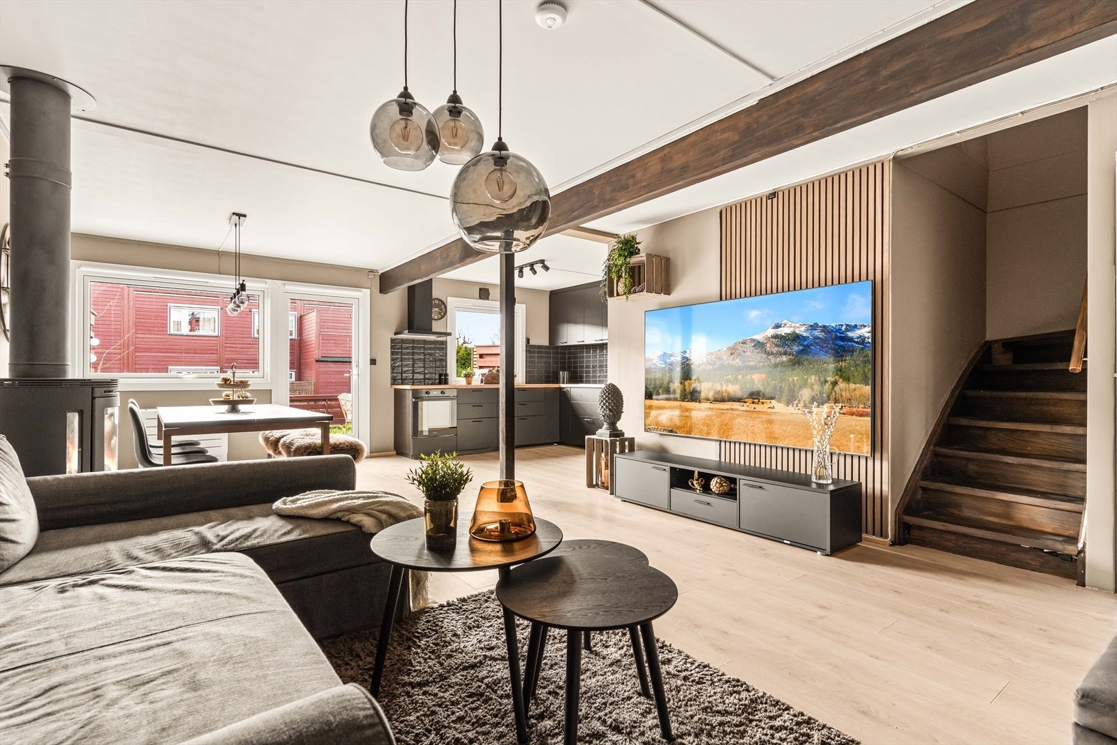 Svært moderne stue med åpen kjøkkenløsning og store vindusflater. Galleribilde