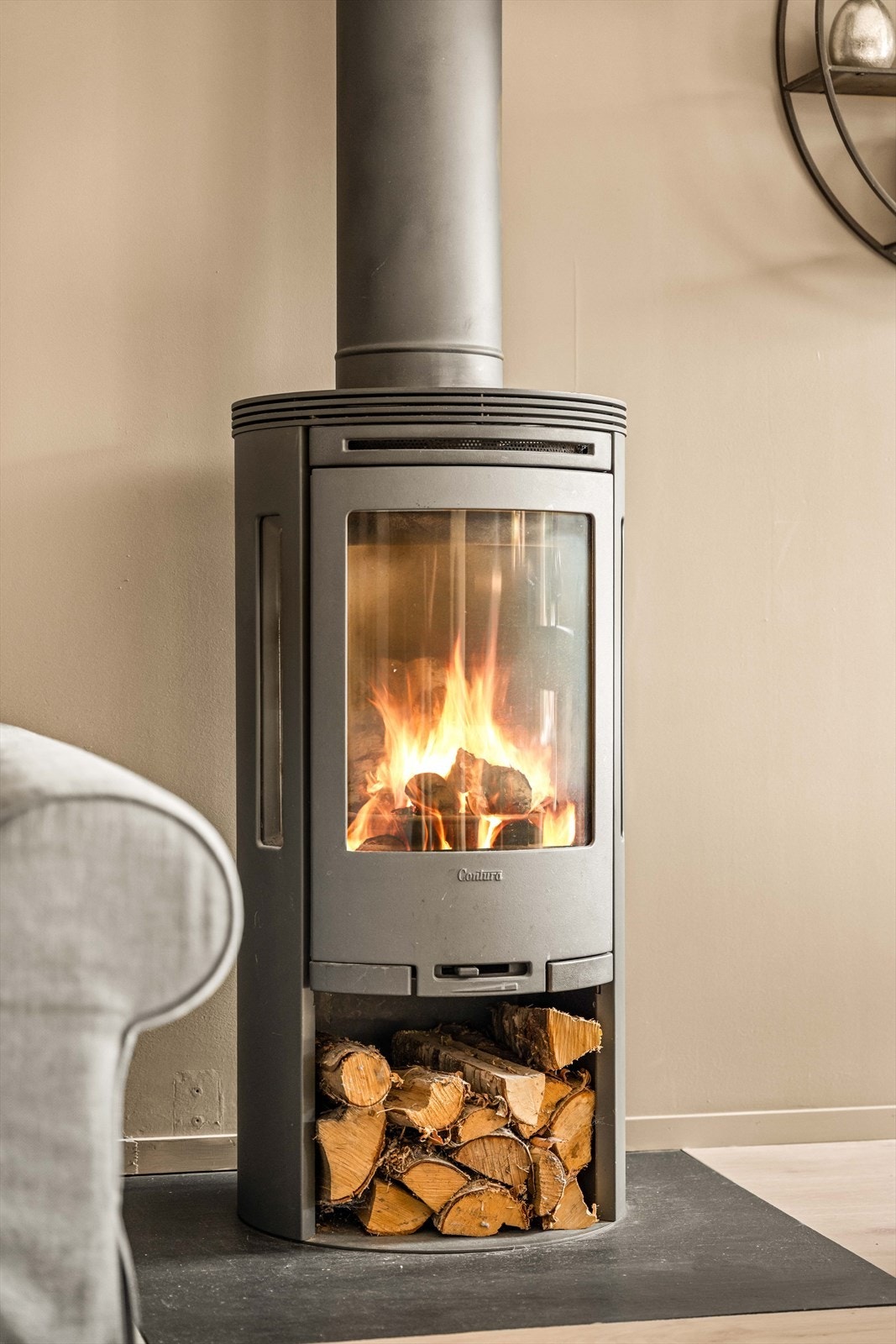 Vedovn skaper ekstra hygge og varme på kjølige dager. Et naturlig samlingspunkt i boligen. Galleribilde