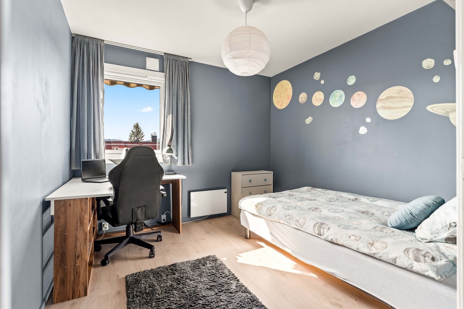 Barnerom med moderne uttrykk og god plass til lek og hvile. Et rom barna vil trives i. Galleribilde