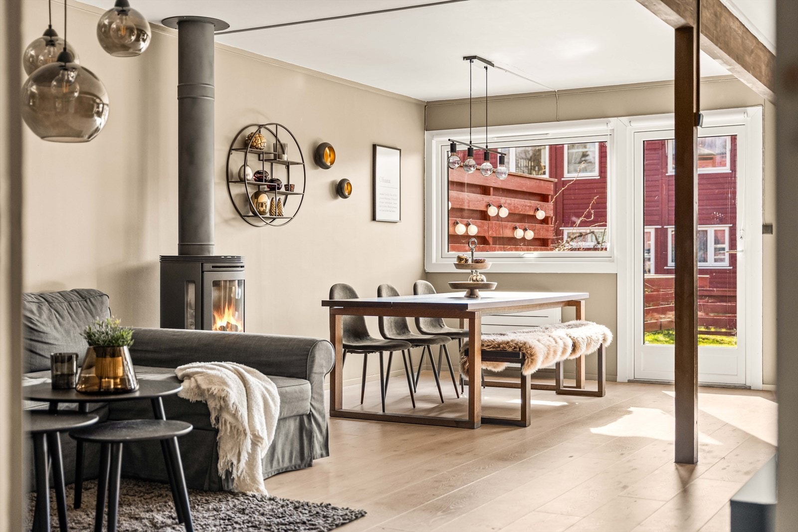 Spiseplassen har en lun atmosfære med flott utsikt mot uteområdet. Her kan du nyte både hverdag og helg. Galleribilde