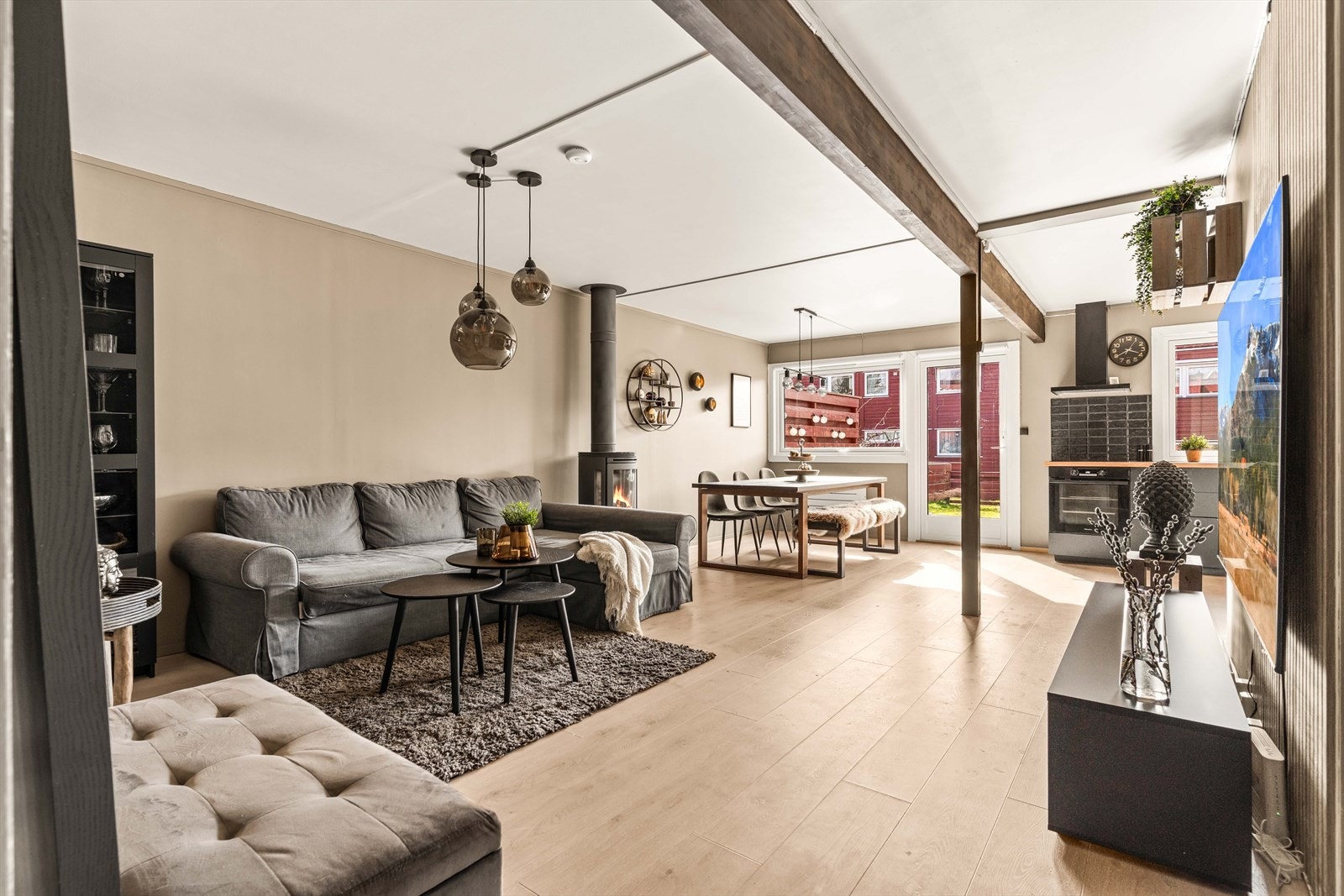 Lys og innbydende stue med store vindusflater som slipper inn rikelig med dagslys. Her er det god plass til både avslapning og sosiale sammenkomster. Galleribilde