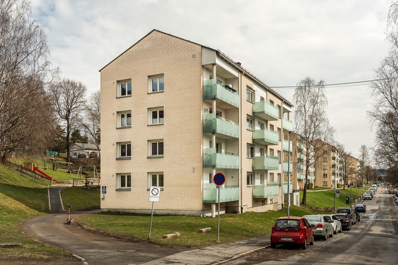 Beliggenheten er skjermet, men svært sentral, med kort vei til butikker og kollektivtransport. Sameiet har elbilladere på felles parkering. Galleribilde