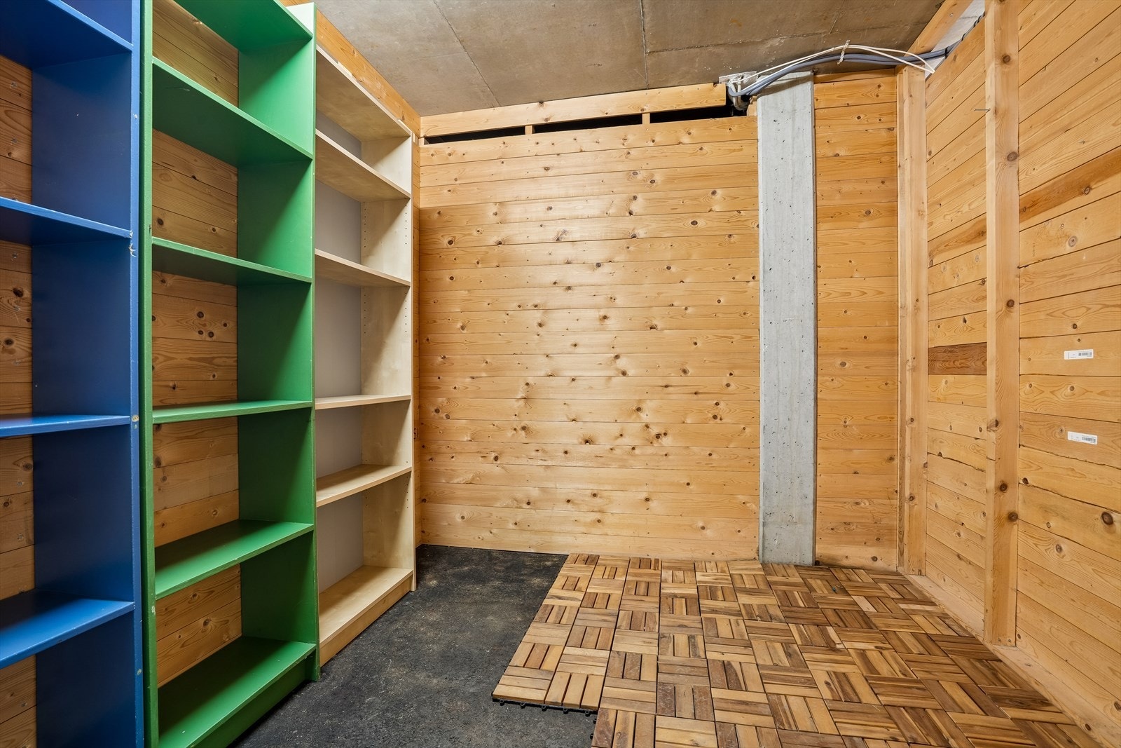 Romslig bod i kjeller. Galleribilde
