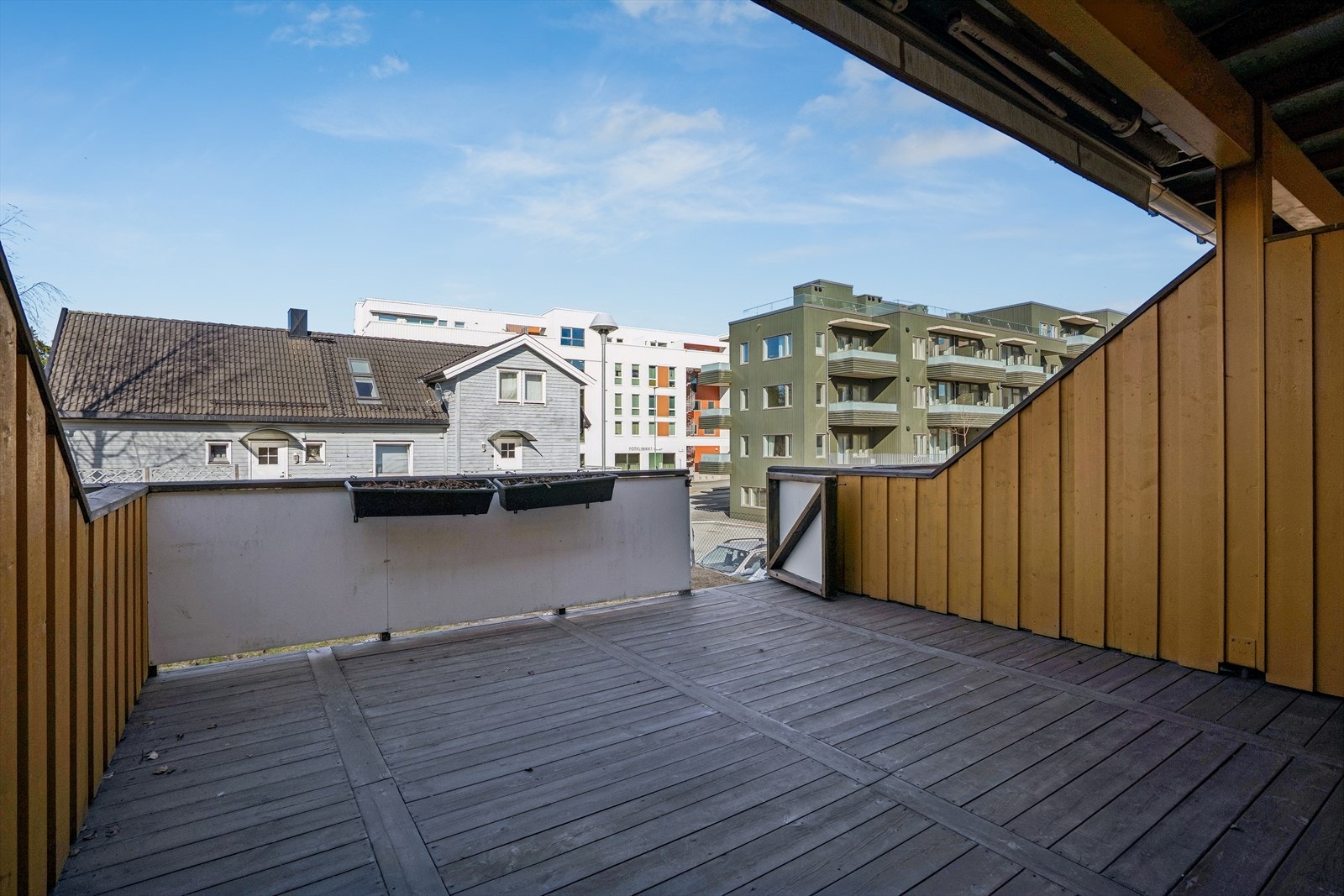 Terrassen er av god størrelse med meget gode solforhold. Galleribilde