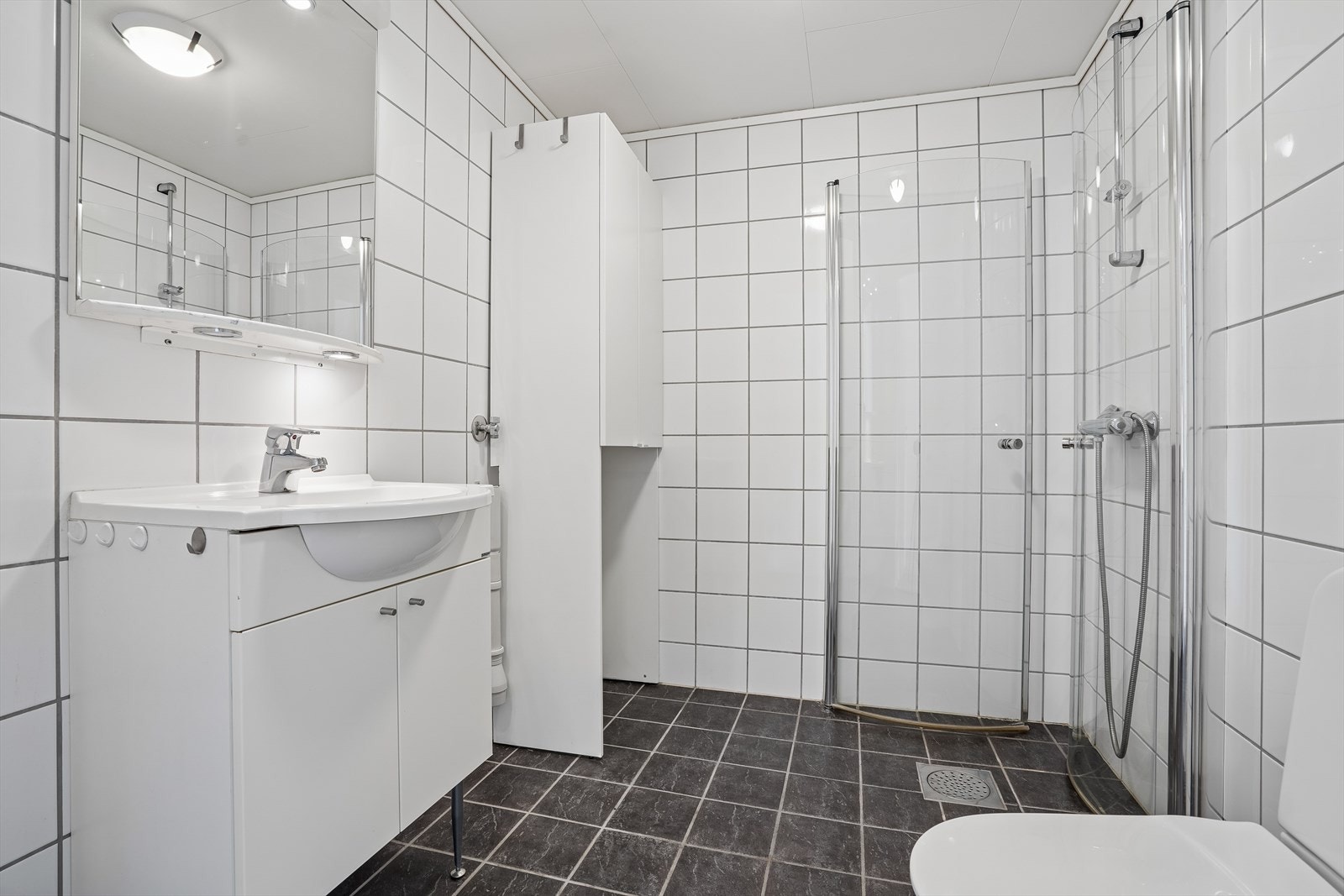 Flott bad med behagelig gulvvarme. Galleribilde