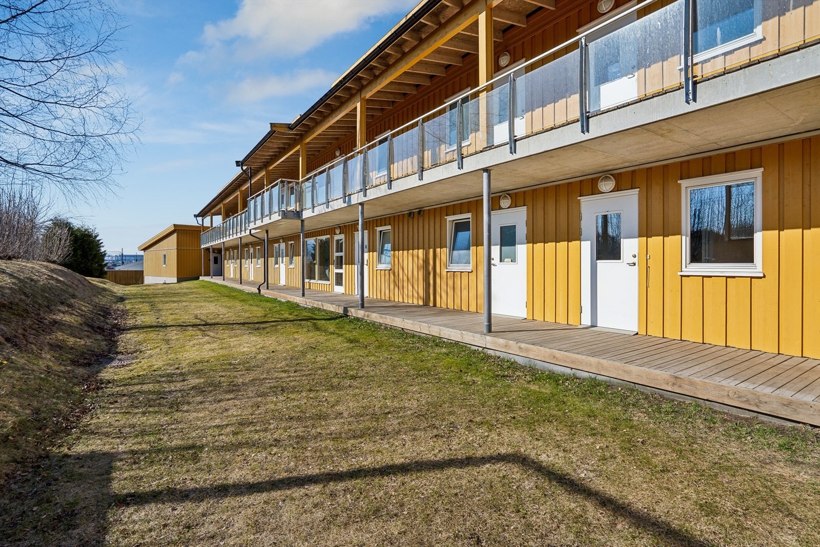 Kun fem minutter fra boligen finner du dagligvarebutikker, legekontor, frisører, restauranter og klesbutikker m.m. Galleribilde