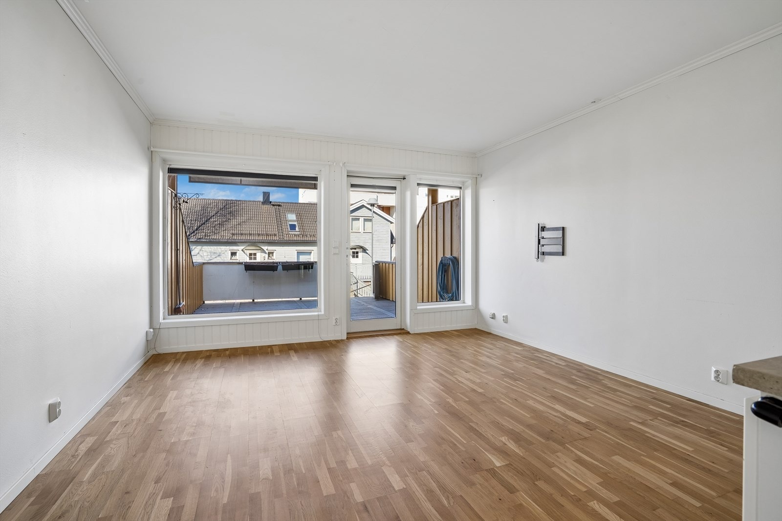 Leiligheten har også en stor og arealeffektiv stue med en åpen kjøkkenløsning. Galleribilde