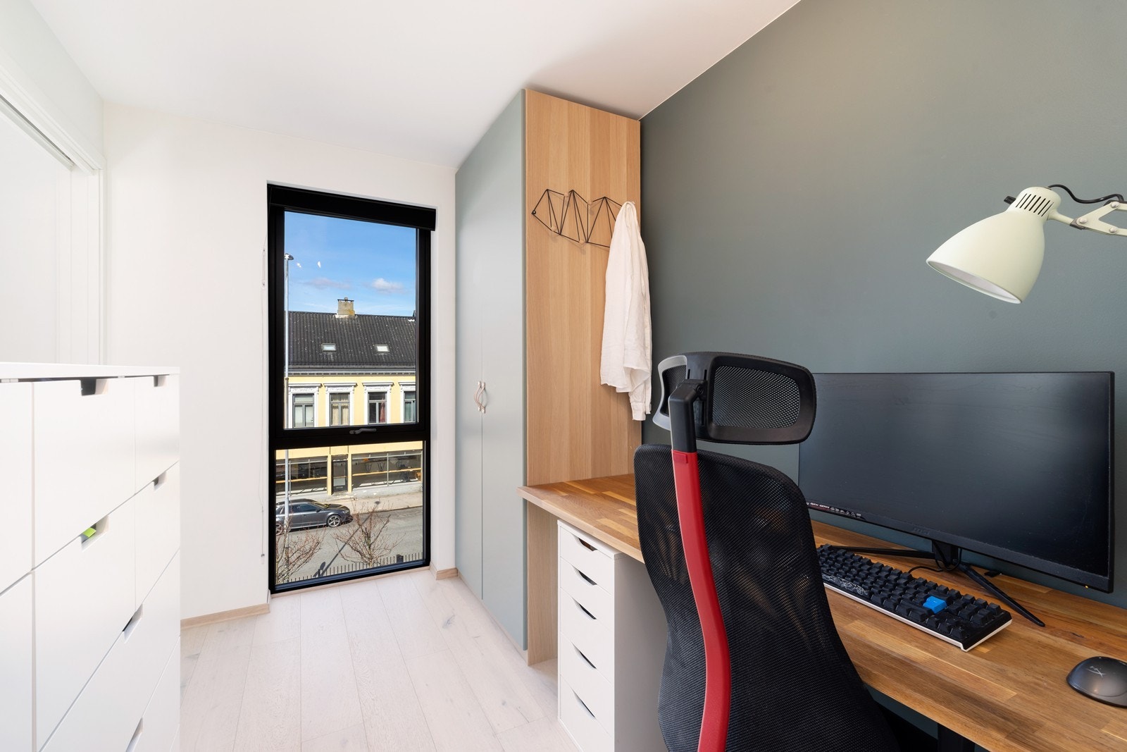 Fra stuen er det inngang til soverommet. Rommet har plass til stor seng med tilhørende møblement og godt med skapplass. Galleribilde