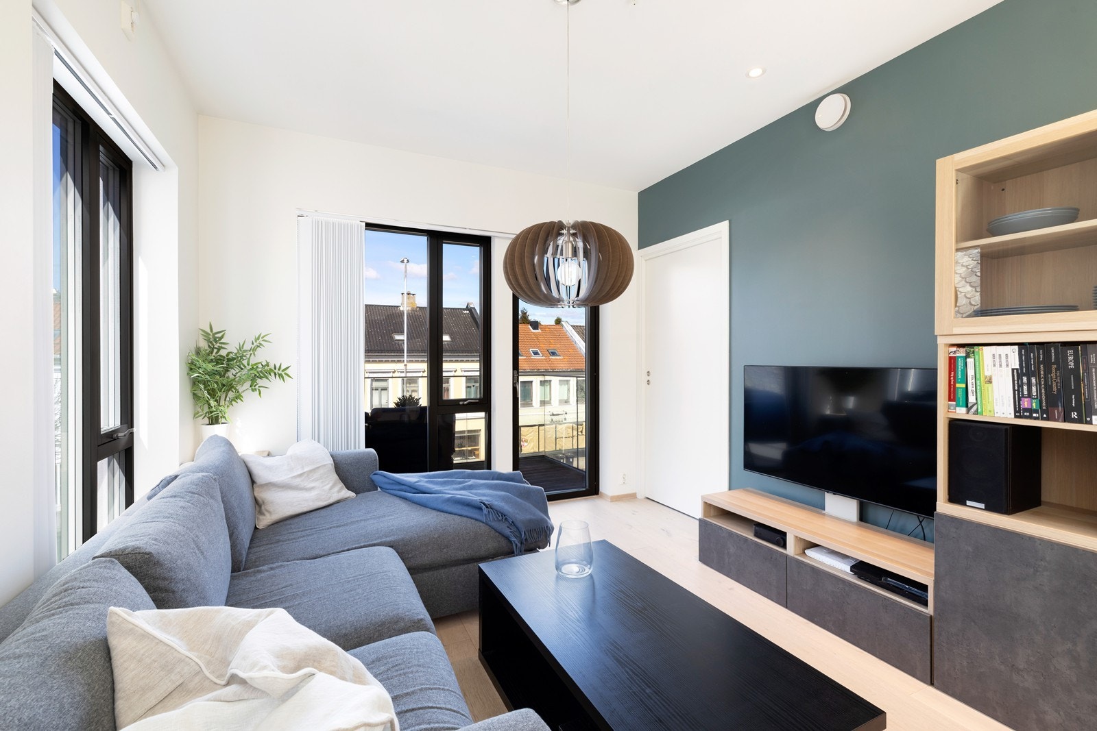 Strøken, oppgradert 2- roms eierleilighet fra 2019 med balkong og gode solforhold midt i Kvadraturen. Felles takterrasse Galleribilde