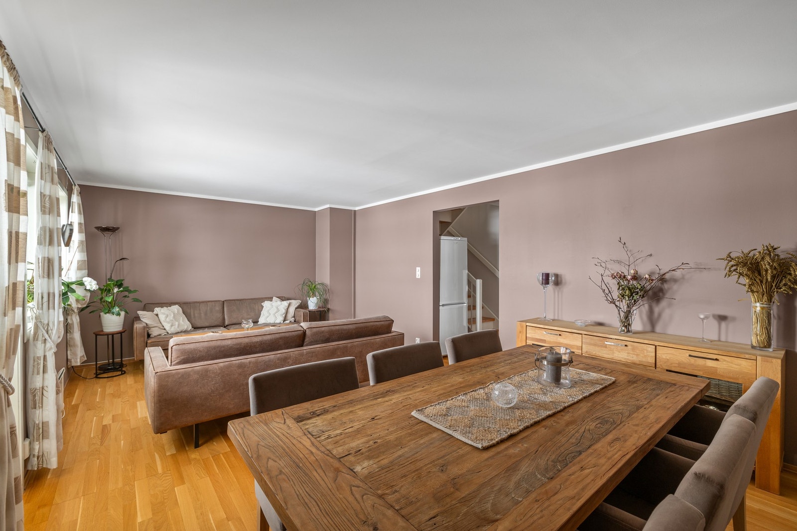 Stuen innbyr til hygge fra tidlig morgen til sent på kveld, og utformingen gjør rommet enkelt å møblere med både langbord og stor sofagruppe. Galleribilde
