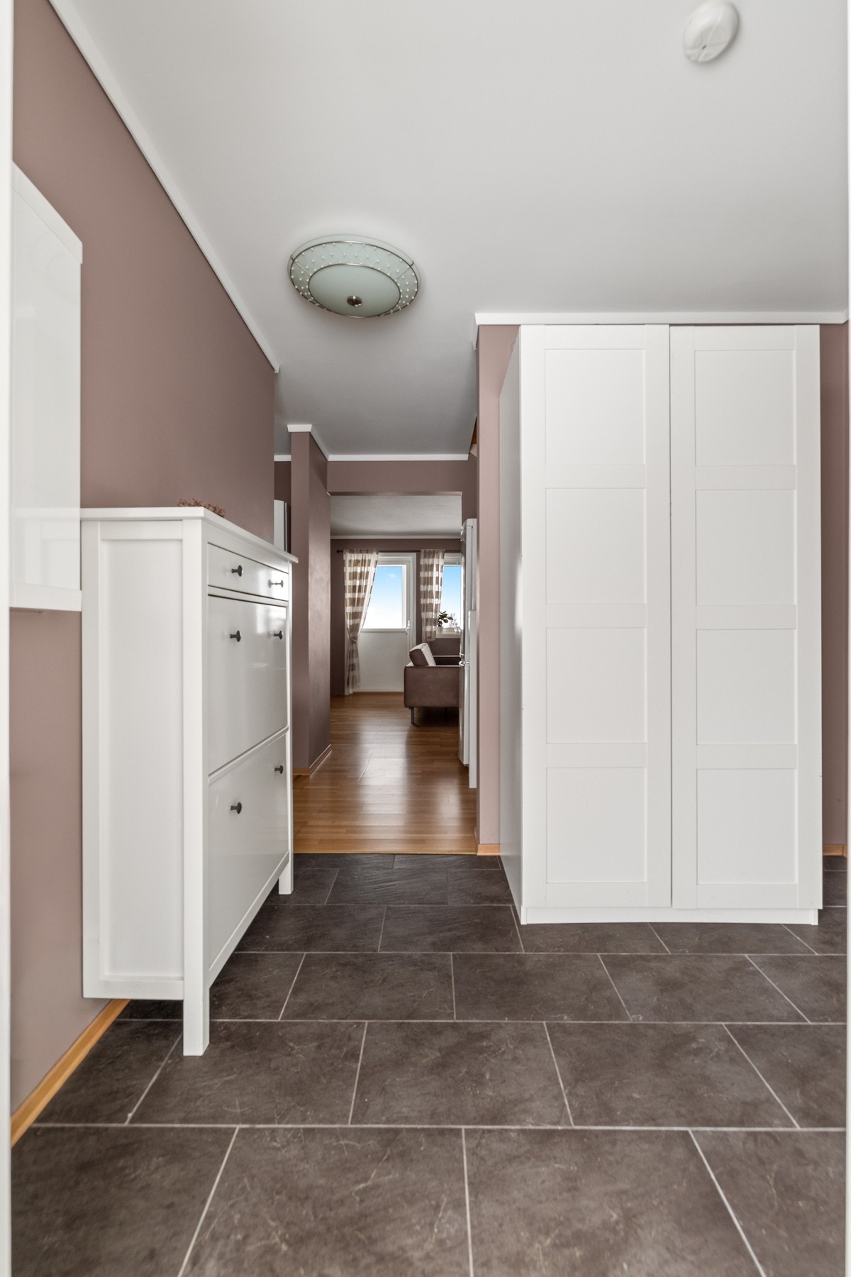 Entreen har garderobe, og ekstra lagringsplass finnes i en utvendig bod ved inngangen. Galleribilde