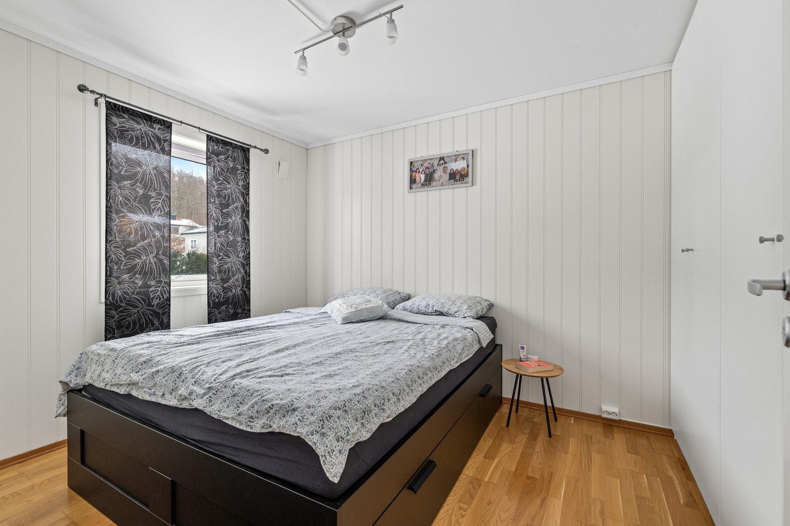 Hovedsoverommet har plass til dobbeltseng, og det er mye oppbevaring i et dobbelt garderobeskap med hvite fronter. Galleribilde