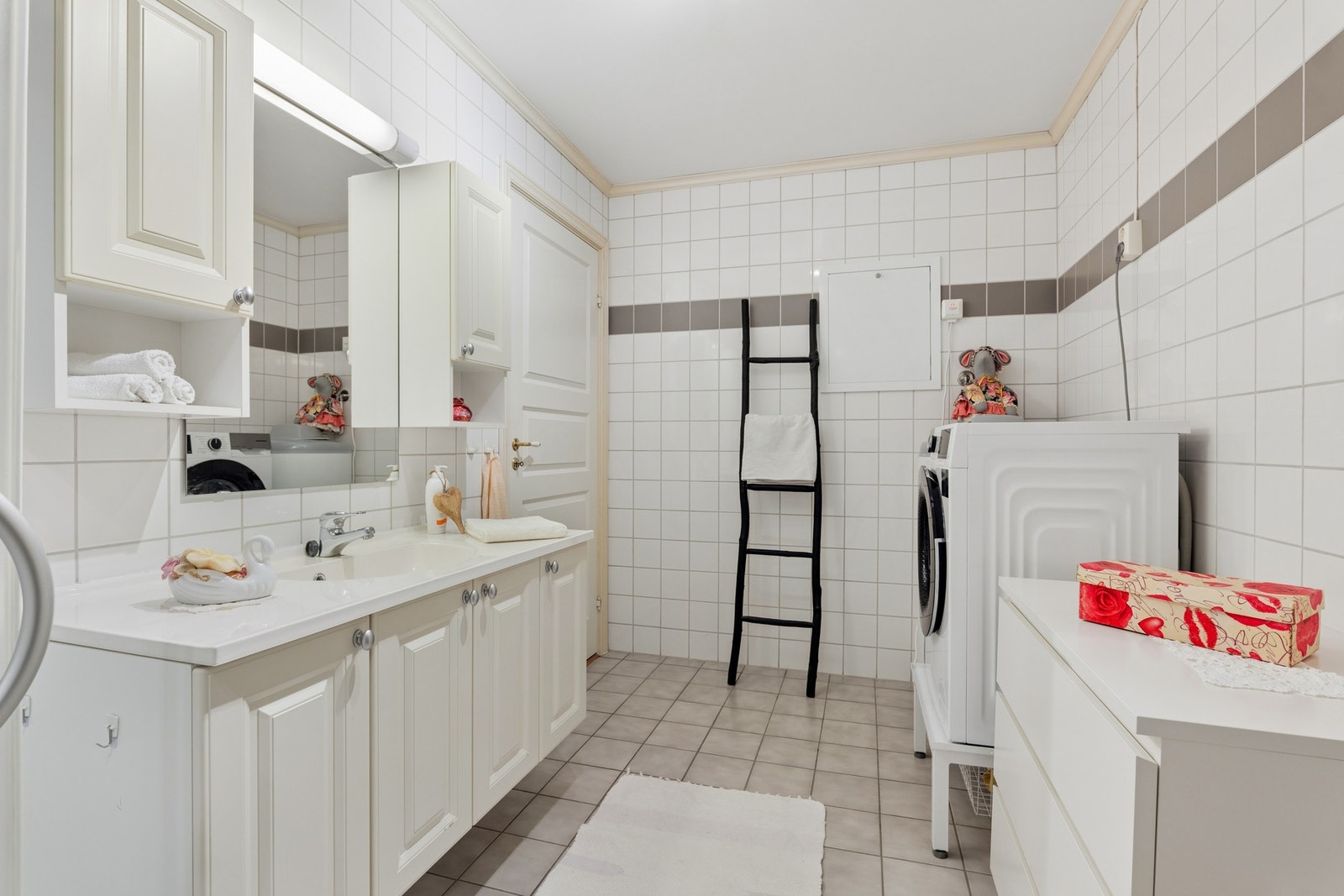 Det er opplegg til vaskemaskin på badet. Ventilasjon er via elektrisk styrt vifte. Galleribilde