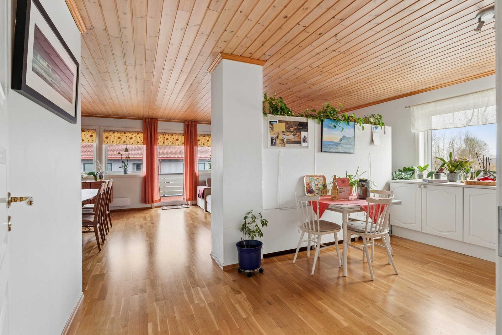 Stuen og kjøkkenet ligger i en åpen løsning. Nåværende eier har satt opp hyller for å skjerme kjøkkenet fra stuen. Galleribilde