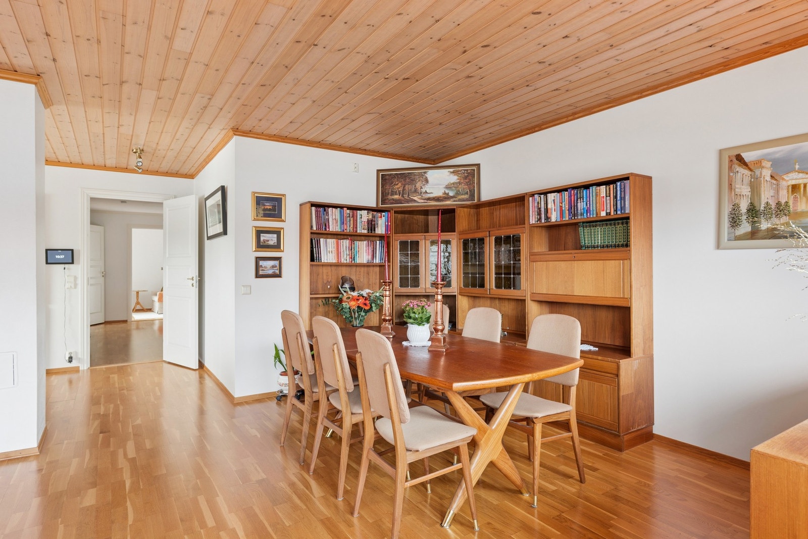 Ved kjøkkenet er det plass til en stor spisegruppe - perfekt for hyggelige middagsselskaper. Galleribilde