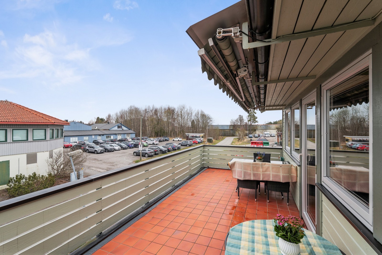 Terrassen har plass til både grill, spisebord og sofagruppe. Galleribilde