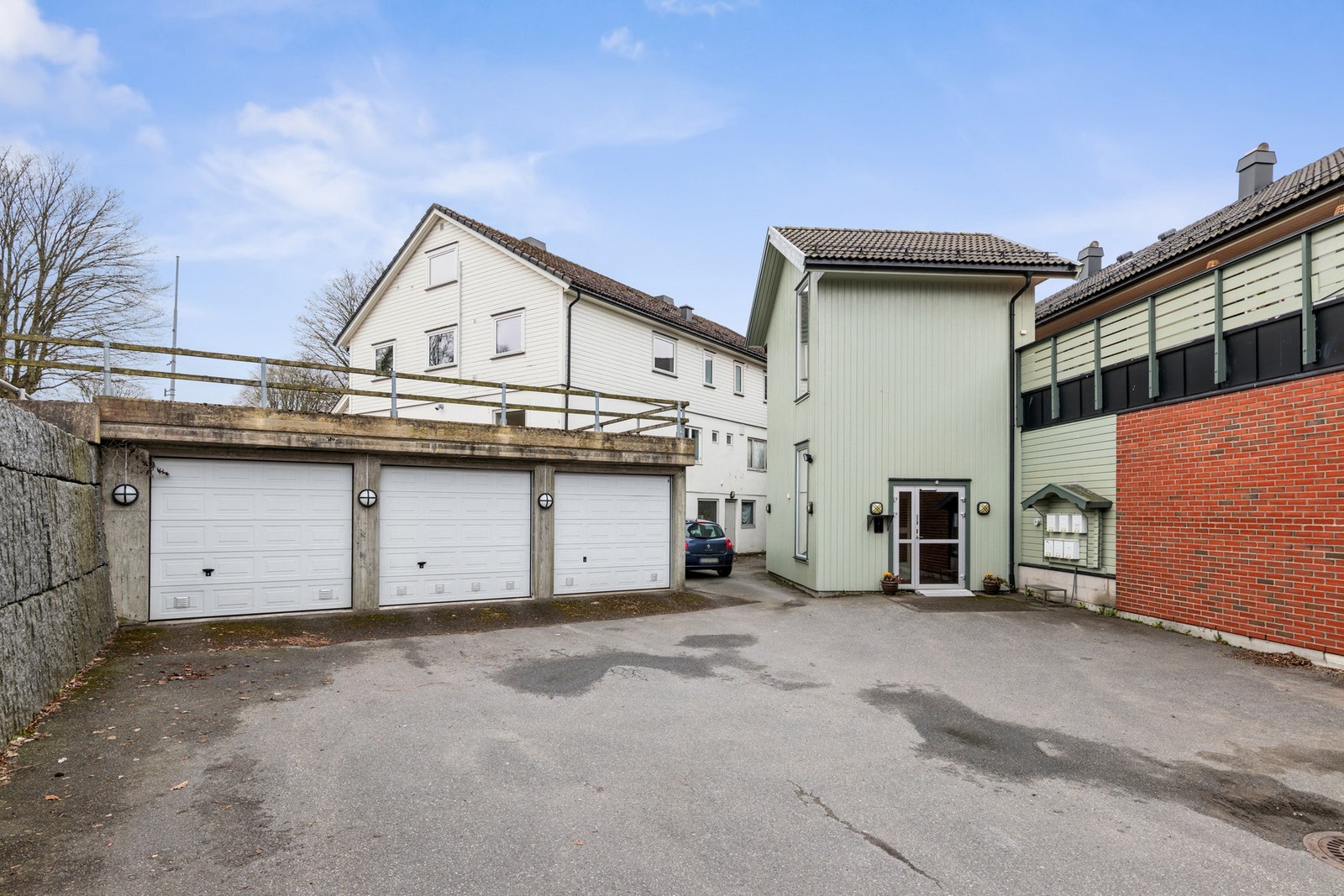 Leiligheten har parkering på oppstillingsplass. Galleribilde