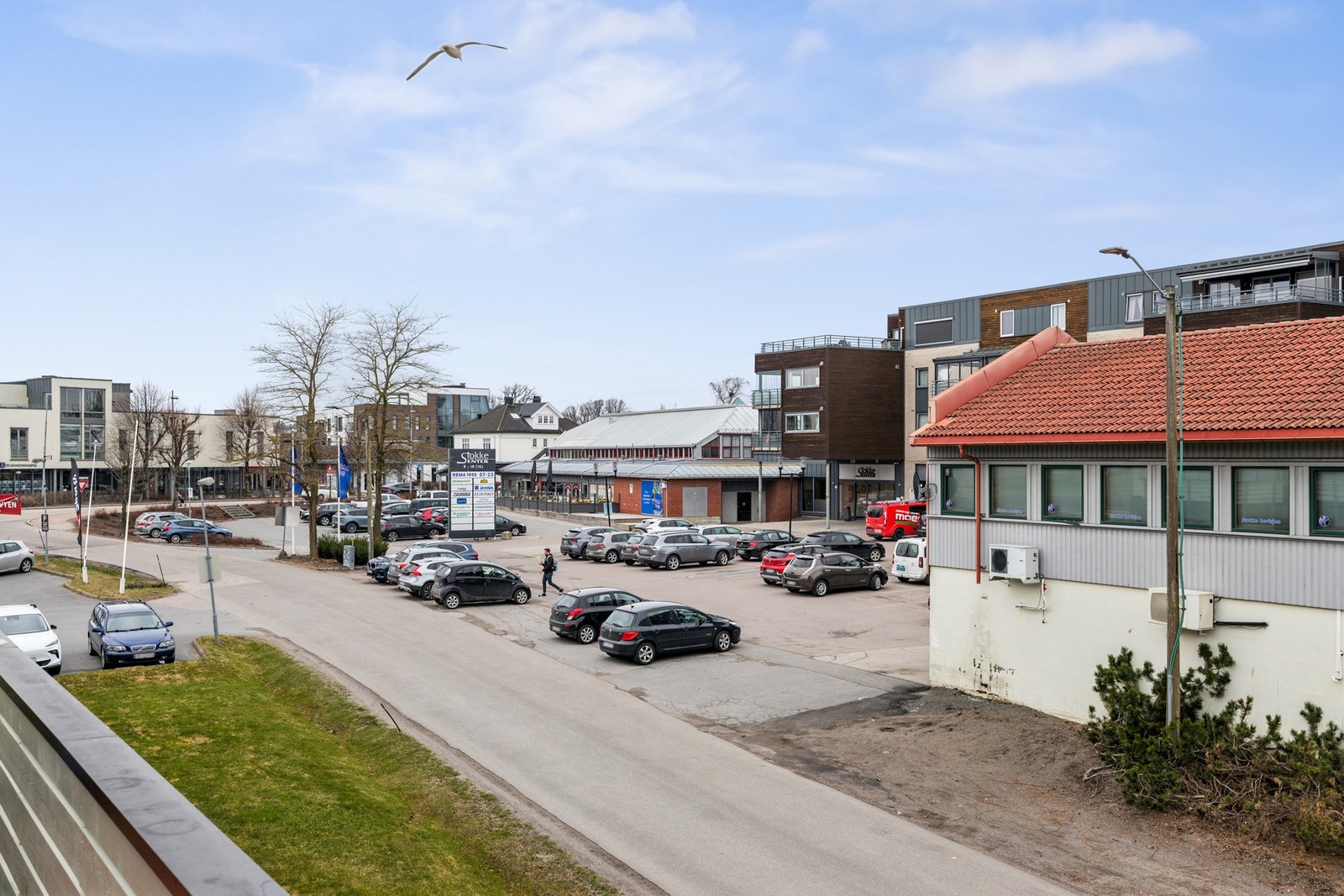 Leiligheten ligger i umiddelbar nærhet til Stokke senteret, hvor du finner dagligvare og andre butikker. Det er kort vei til buss, tog, E-18 og flyplass. Galleribilde