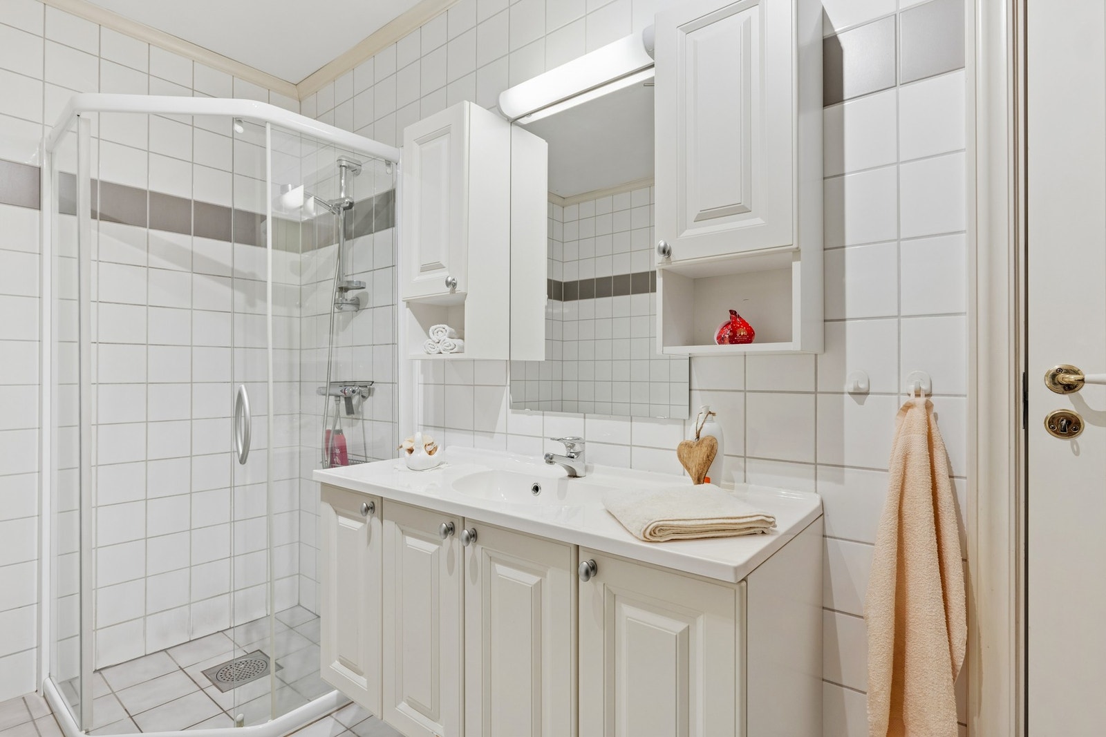 Det er godt med skapplass på badet. Galleribilde