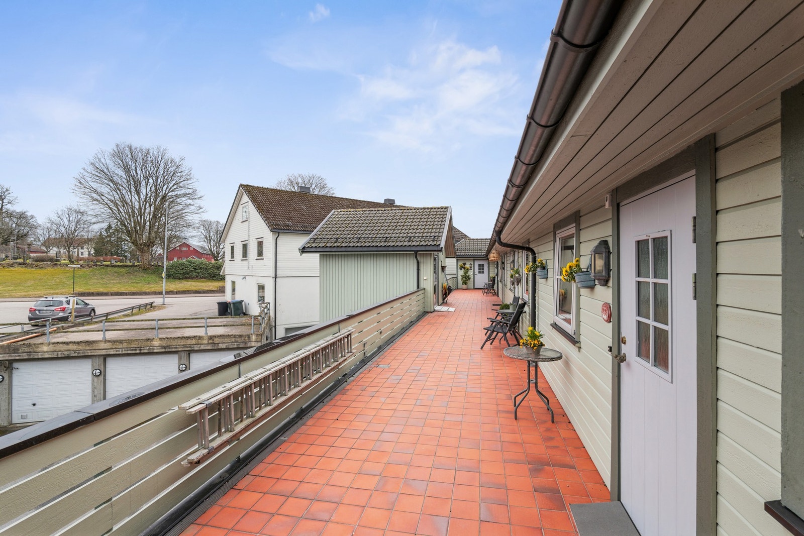 Hyggelig felles balustrade med formiddagssol. Galleribilde