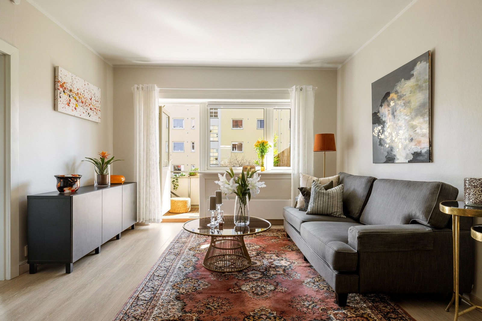 Stue med god plass til møblement Galleribilde