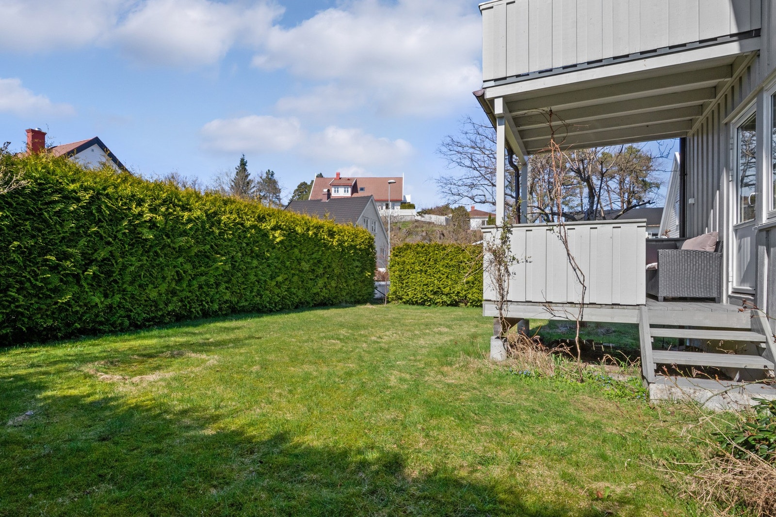 Boligens hage og uteområde. Galleribilde