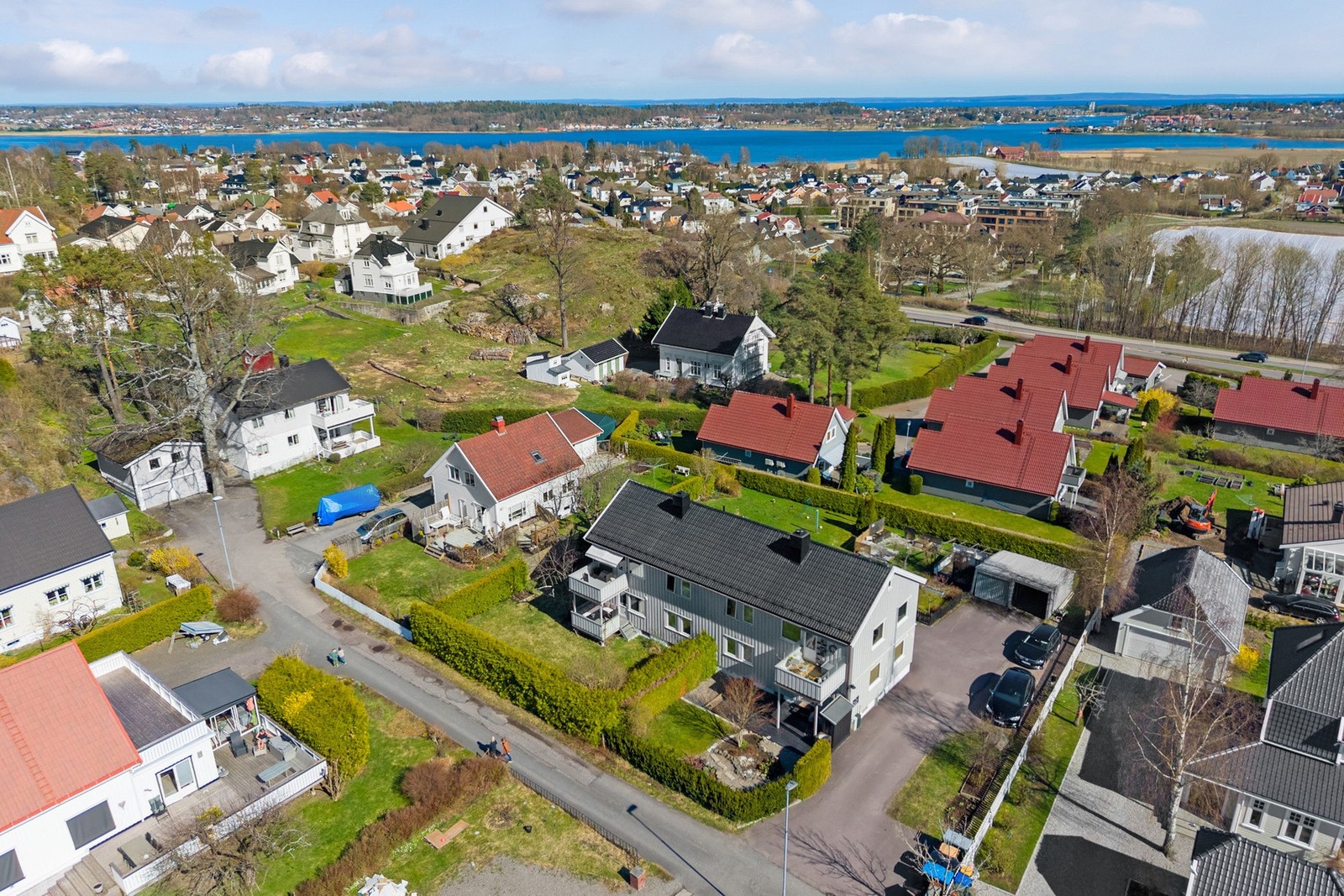 Leiligheten disponerer to boder i kjeller. Bodene har støpt gulv og vegger i mur og tre, og er egnet for lagring. Det bemerkes at dette er et eldre bygg hvor noe fukt kan forekomme, og bodene er derfor best egnet til grovlagring. Galleribilde