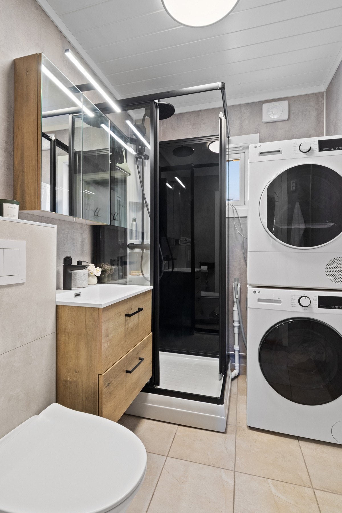 Badet har flislagt gulv med elektriske varmekabler og vegger med baderomsplater. Himlingen er utført med malt panel. Badet ble opprinnelig etablert i 2008, mens vegger og tak er oppgradert i 2024 etter arbeid via forsikring. Galleribilde