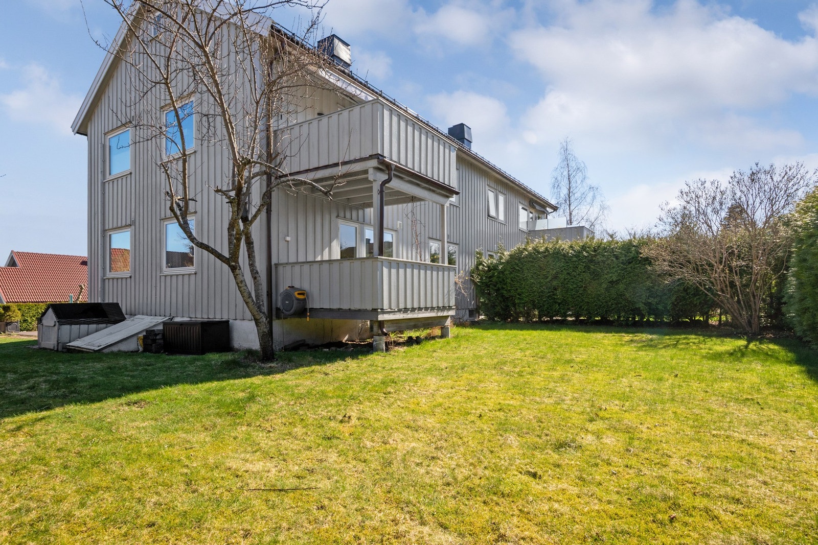 Boligens hage og uteområde. Galleribilde