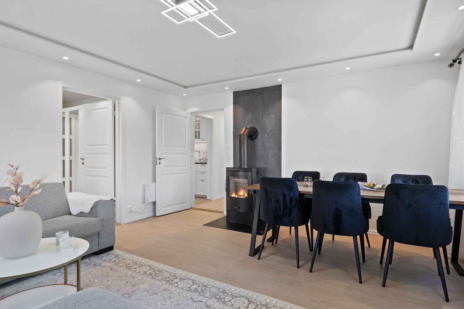Stuen har plass til både sofagruppe, stuebord og spisebord. Galleribilde