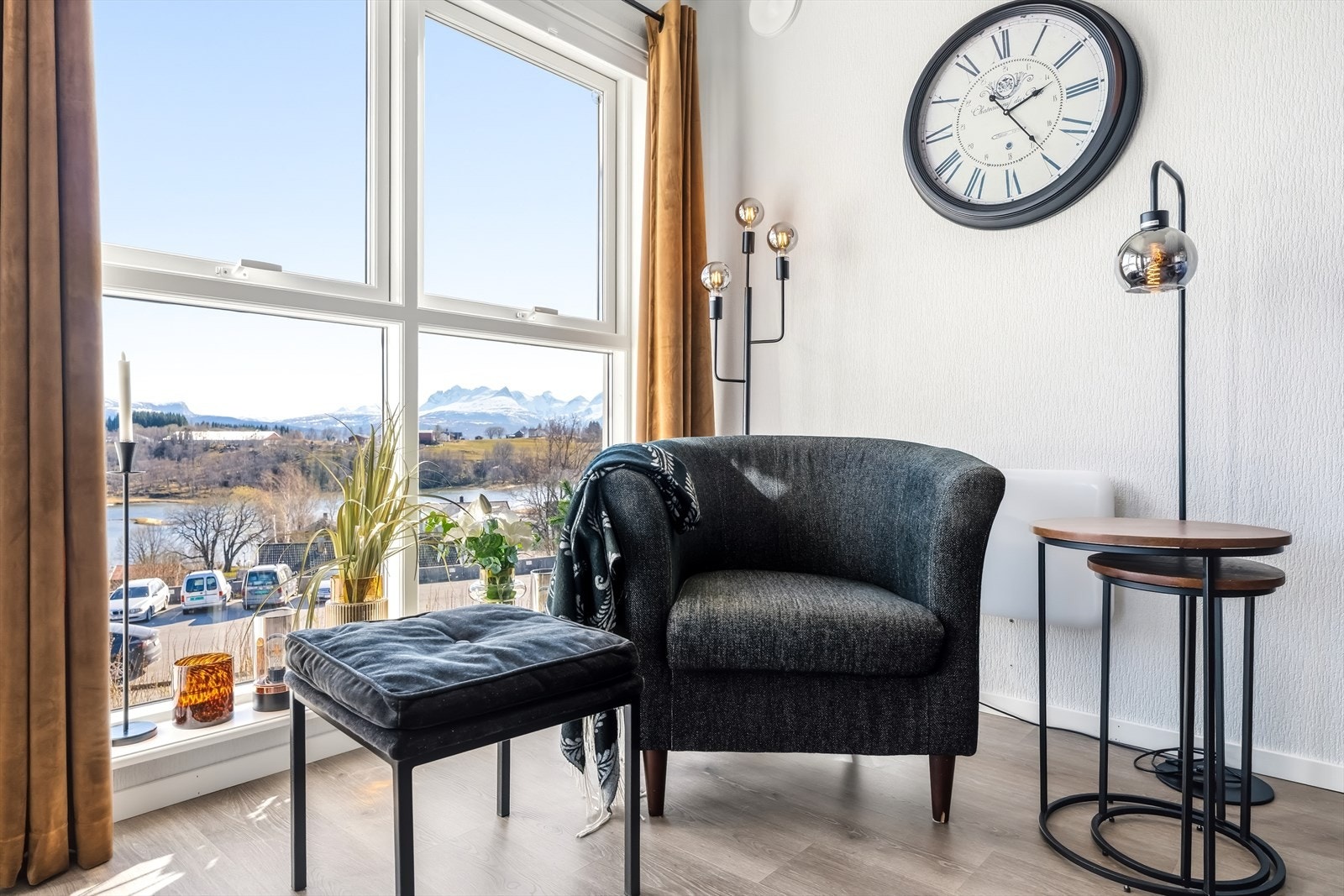 Leiligheten har store vindusflater og en fantastisk utsikt Galleribilde
