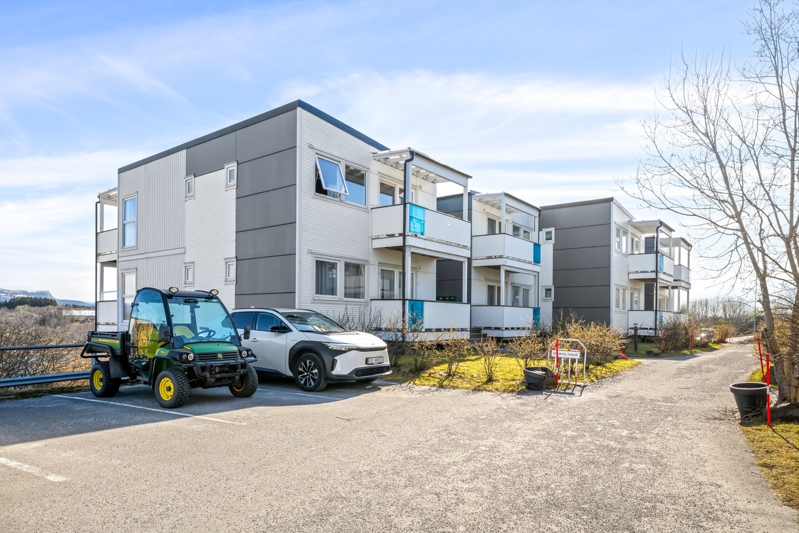 Velkommen til Støverhagen borettslag! Det er opparbeidet parkering til andelseierne på begge sider av blokkene og borettslaget har gjesteparkering ved Støverveien. Galleribilde