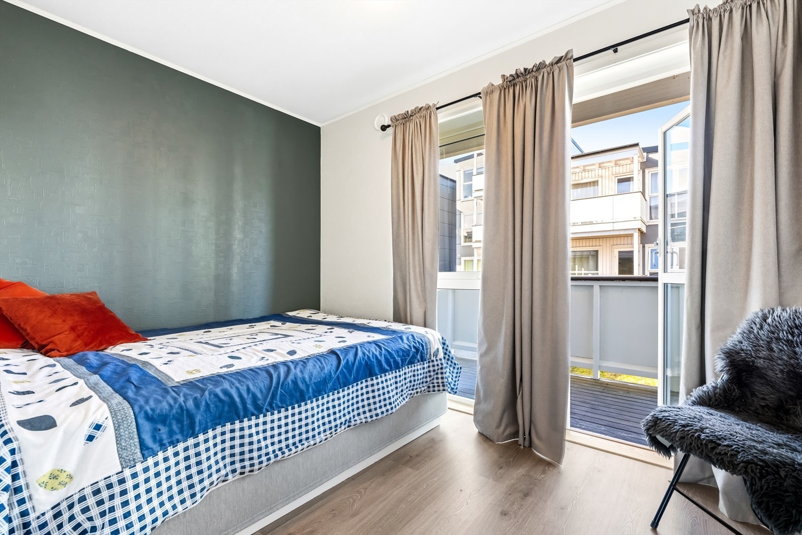 Soverom 2 med utgang til terrasse Galleribilde