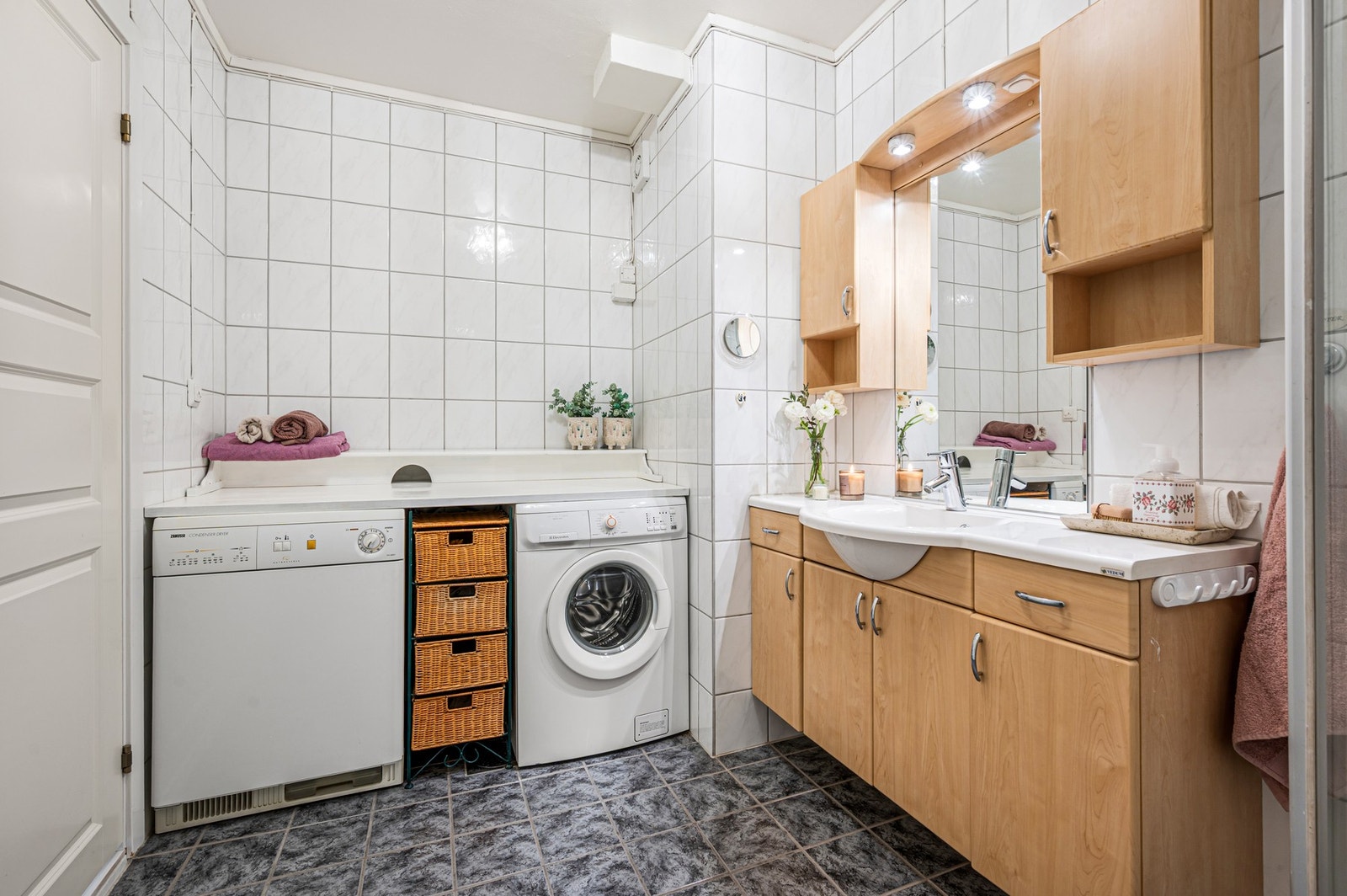 På badet er det også etablert en praktisk løsning mht. klessortering/arbeidsplass på benk over vaskemaskinen. Det er også plass til tørketrommel, ved ønske om det. Galleribilde
