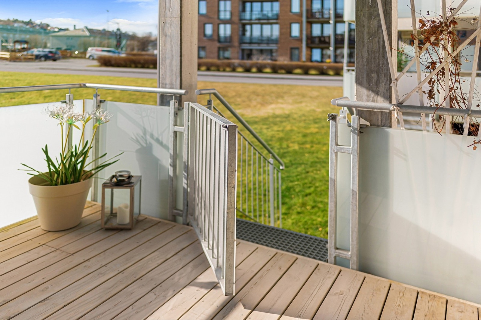 Frostet glass rundt balkongen sørger også for at balkongen oppleves mer privat. Trapp med grind ned til borettslagets grønne fellesområder - fint for både firbente og eventuelt for familier med barn. Lekeplassen er like ved. Galleribilde